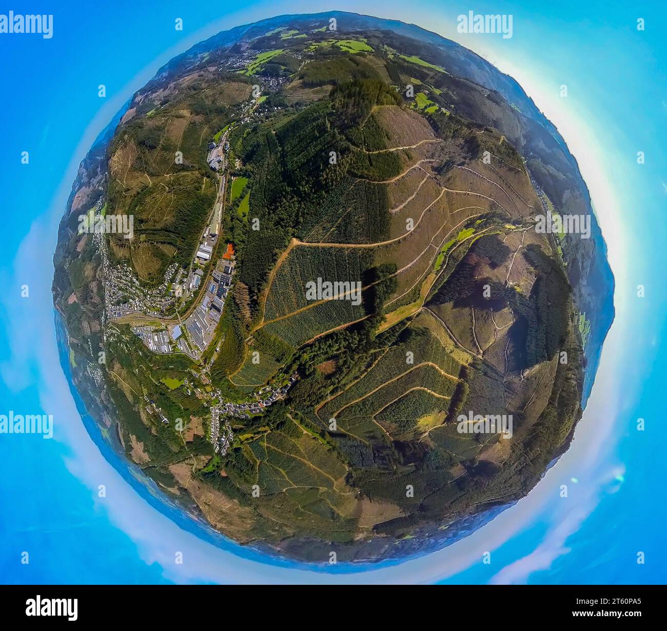 Luftaufnahme, Waldgebiet hohe Bracht mit Waldschäden bei Altenhundem, Erdkugel, Fischaugenbild, 360-Grad-Bild, winzige Welt, Hofolpe, Kirchhund Stockfoto