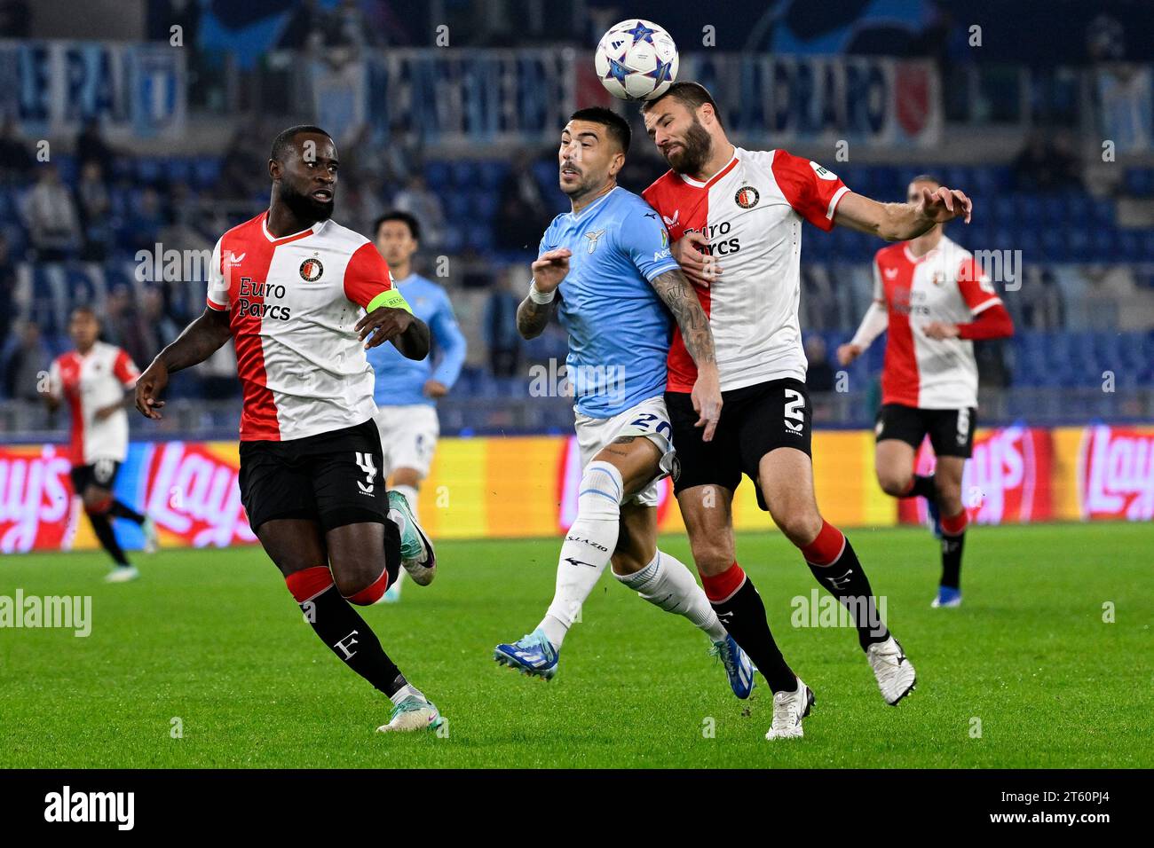 Rom, Italien. November 2023. Lutshare Geertruida von Feyenoord, Mattia Zaccagni von SS Latium und Bart Nieuwkoop von Feyenoord kämpfen um den Ball während des Champions League Gruppe E Fußballspiels zwischen SS Latium und Feyenoord im Olimpico-Stadion in Rom (Italien) am 7. November 2023. Quelle: Insidefoto di andrea staccioli/Alamy Live News Stockfoto