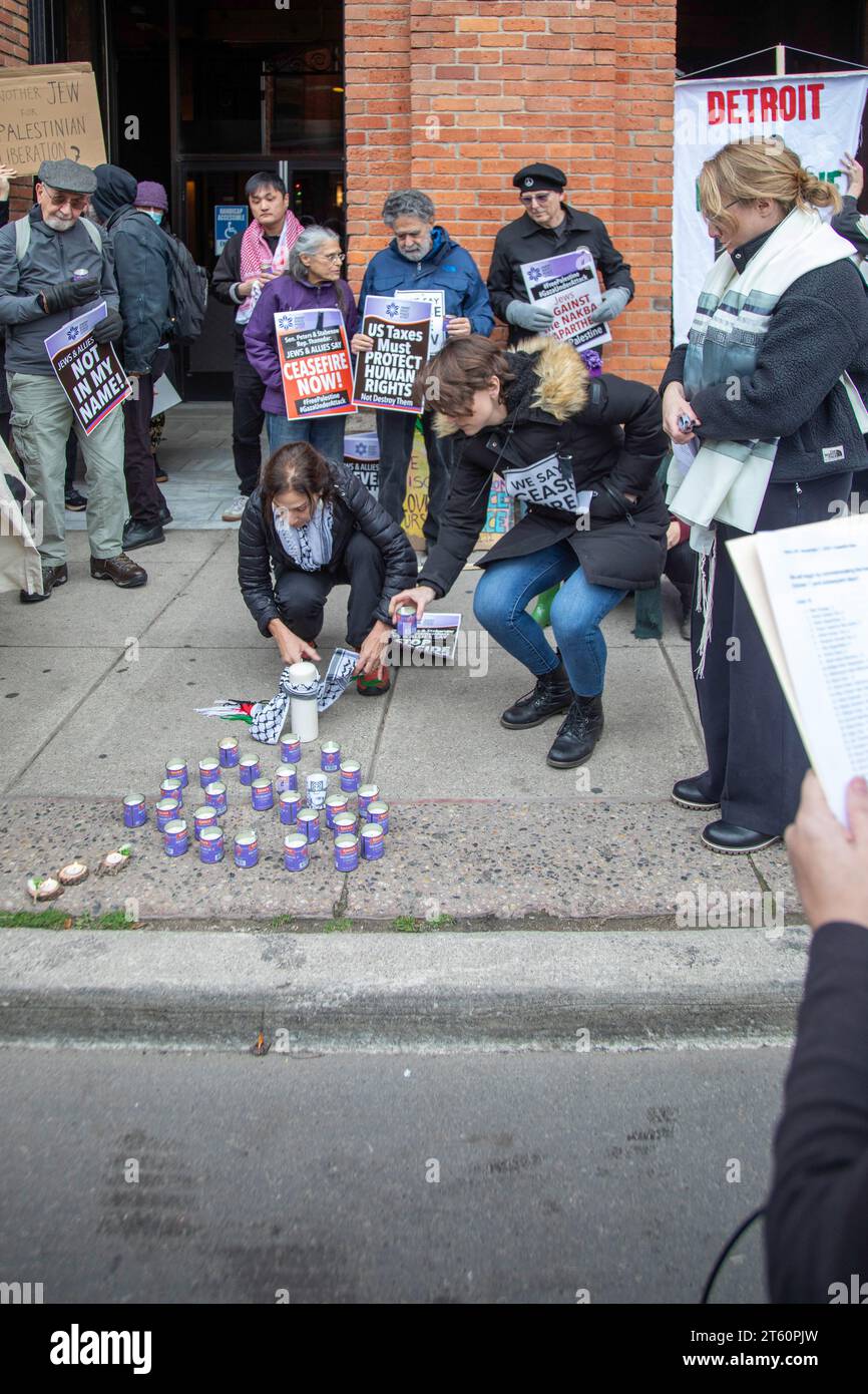 Detroit, Michigan, USA. November 2023. Mitglieder und Unterstützer der Jewish Voice for Peace hielten eine Mahnwache vor dem Büro des Kongressabgeordneten Shri Thanedar ab und forderten ihn auf, einen Waffenstillstand im Gaza-Krieg zu unterstützen. Sie zündeten Yahrzeit-Kerzen an, um an die Toten zu erinnern. Quelle: Jim West/Alamy Live News Stockfoto