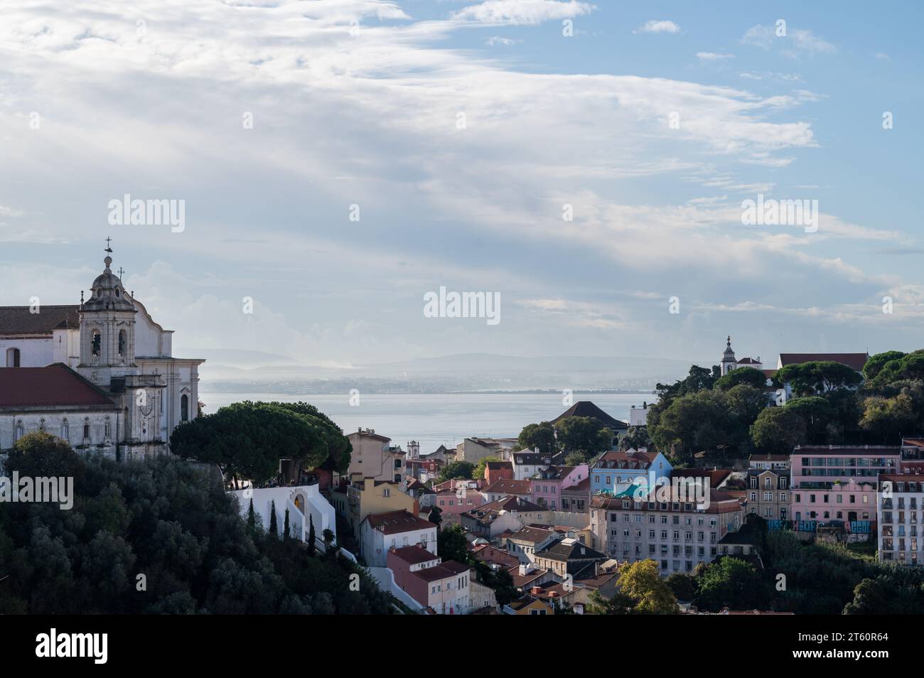 Blick auf den Fluss Tejo zwischen zwei Hügeln über dem Stadtteil Alfama in Lissabon, Portugal Stockfoto