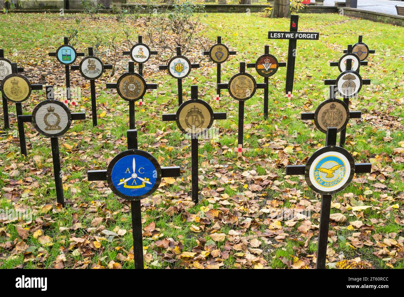 Regimentsabzeichen in York Garden of Rememination, Duncombe Place, York, England, Großbritannien Stockfoto