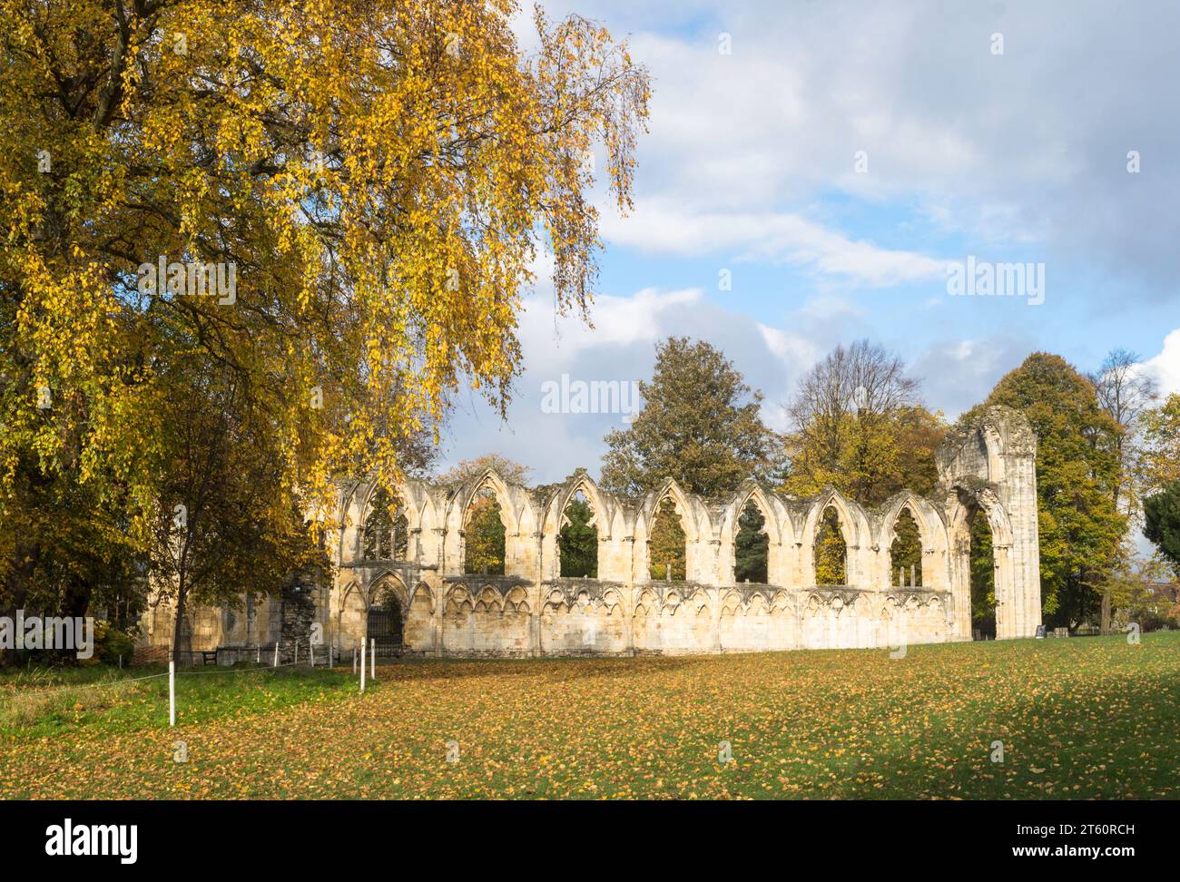 Herbstblick auf die Ruinen der St. Mary's Abbey in York City, North Yorkshire, England, Großbritannien Stockfoto