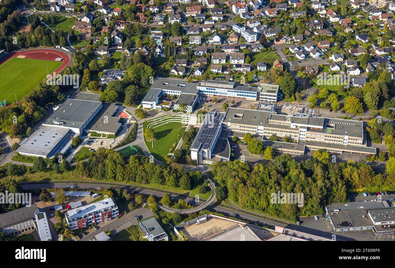 Aus der Vogelperspektive, Ernst-Moritz-Arndt-Realschule und Clara-Schumann-Gesamtschule, Wohngebiet, Fußgängerbrücke über die Bundesstraße B508, Kreuzta Stockfoto