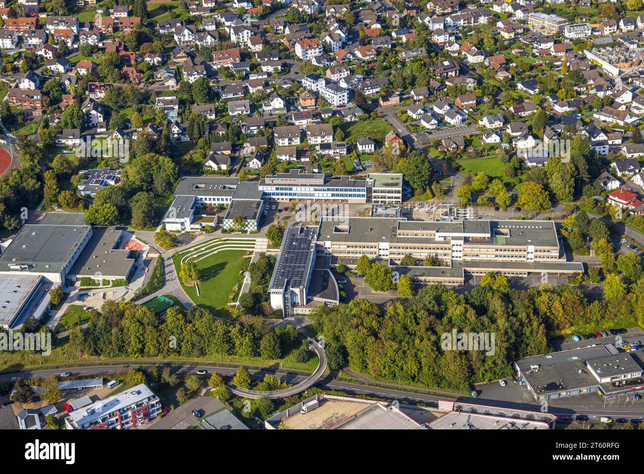 Aus der Vogelperspektive, Ernst-Moritz-Arndt-Realschule und Clara-Schumann-Gesamtschule, Wohngebiet, Fußgängerbrücke über die Bundesstraße B508, Kreuzta Stockfoto