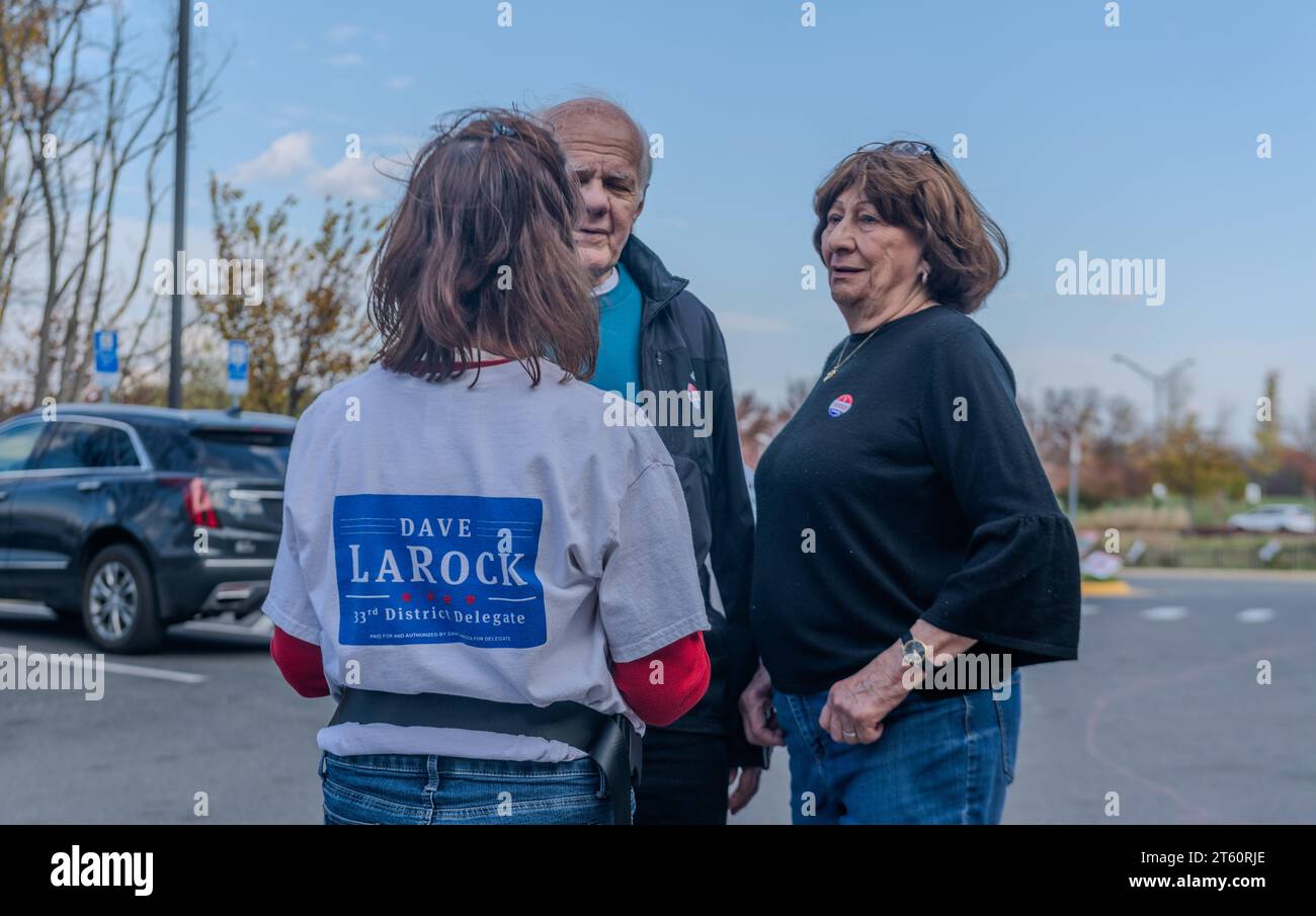 Winchester, Virginia, USA. November 2023. 7. November 2023, Winchester, Virginia: Ein republikanischer Freiwilliger mit der Kampagne von Dave LaRock versucht, einen Wähler zu überzeugen, bevor er die Wahlkabine der John Kerr Elementary School betritt. (Kreditbild: © Dominic Gwinn/ZUMA Press Wire) NUR REDAKTIONELLE VERWENDUNG! Nicht für kommerzielle ZWECKE! Stockfoto