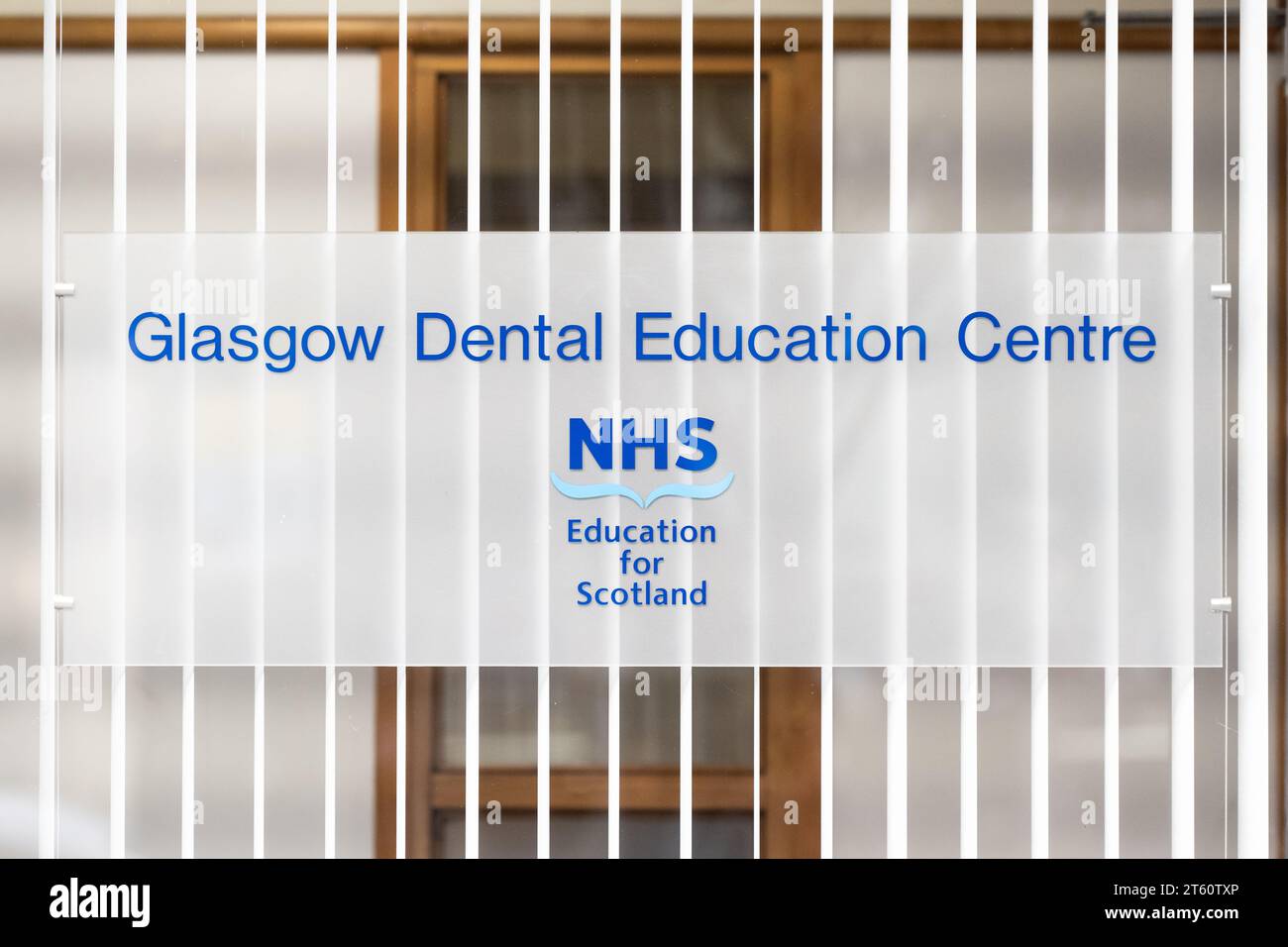 Schild zum Glasgow Dental Education Centre - Eingang zum Glasgow Dental Hospital, Sauchiehall Street, Glasgow, Schottland, Großbritannien Stockfoto