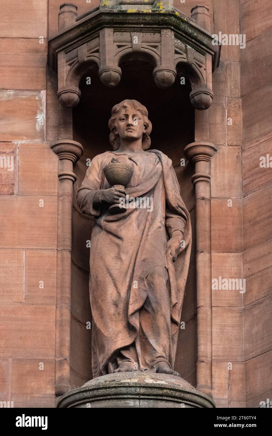 John the Evangelist Statue an der Außenseite des ehemaligen Freimaurertempels in Glasgow, Schottland, Großbritannien Stockfoto