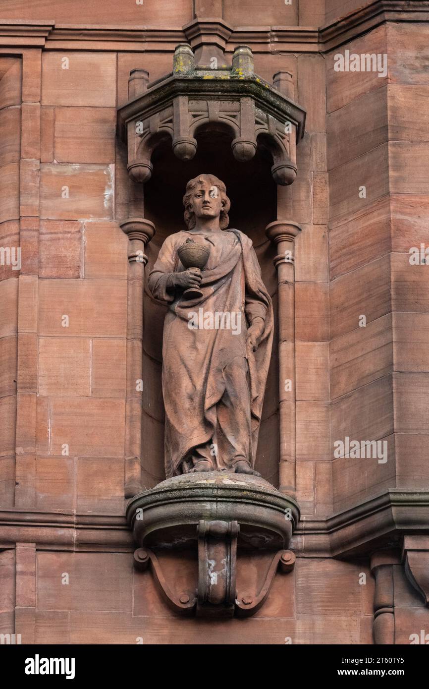 John the Evangelist Statue an der Außenseite des ehemaligen Freimaurertempels in Glasgow, Schottland, Großbritannien Stockfoto