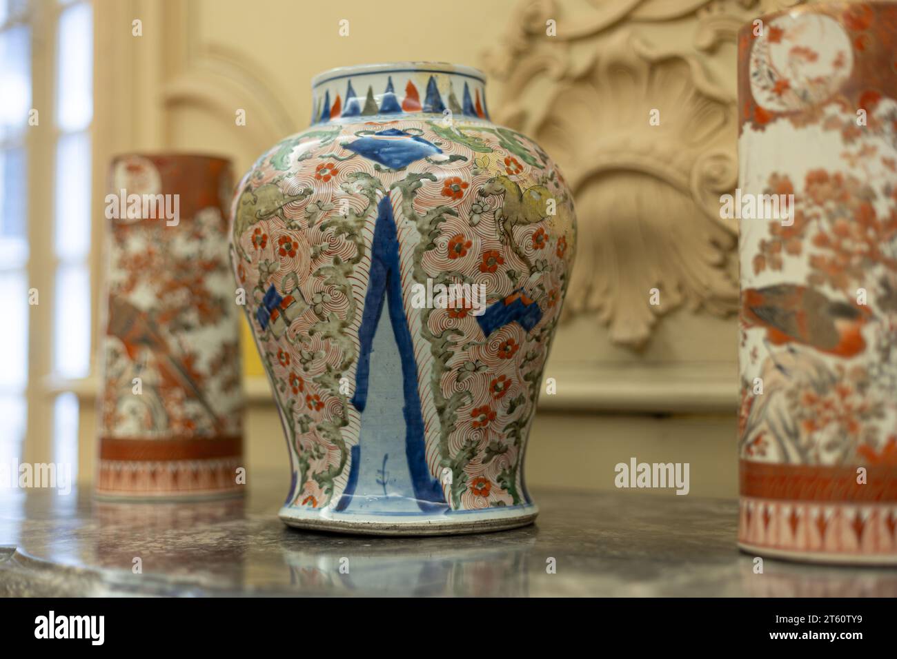 Chinesische Porzellanvase im Agen Museum, Frankreich Stockfoto