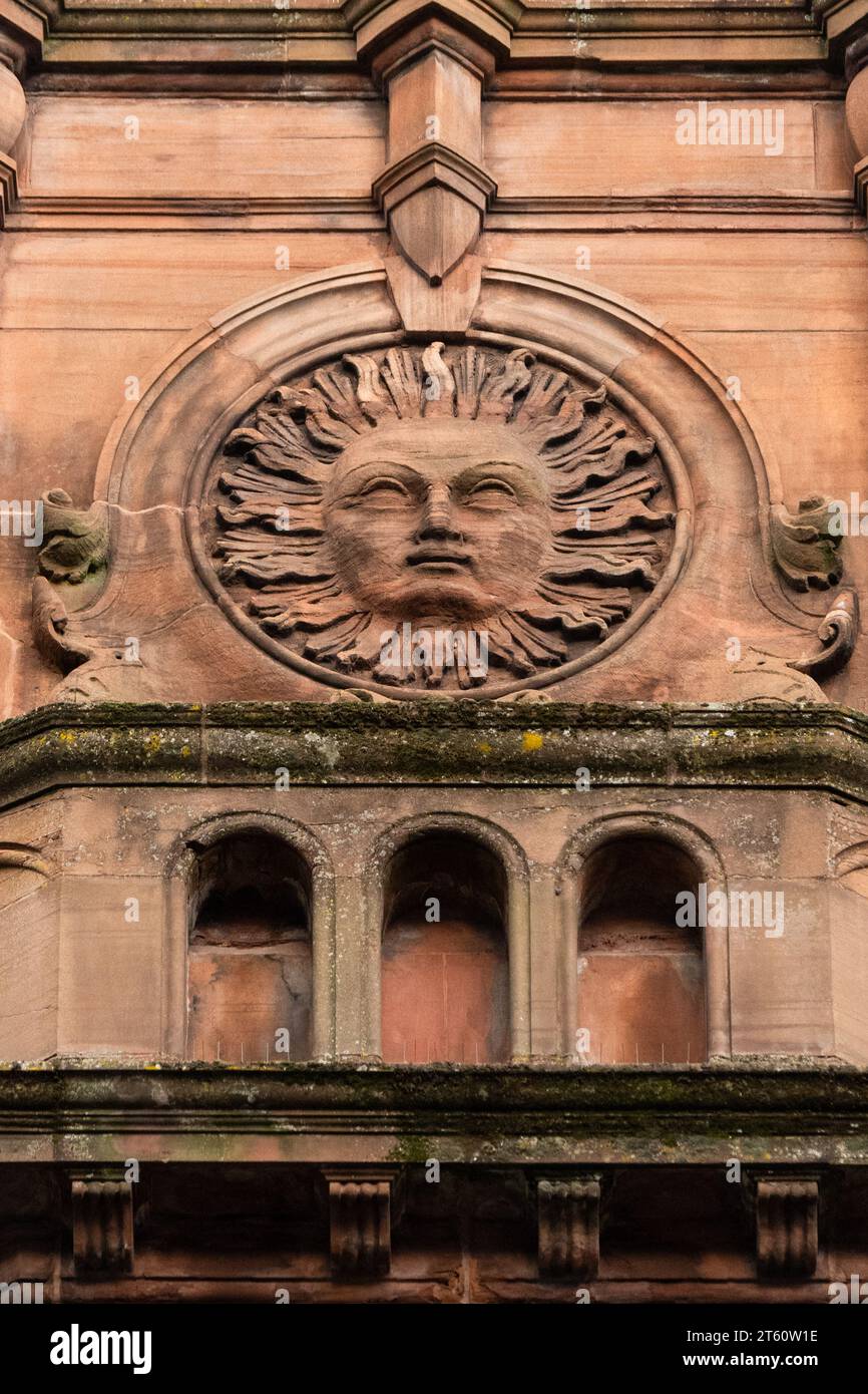 Freimaurer Sonnenmotiv mit Gesicht Freimaurer Symbol - ehemaliger Freimaurer Tempel, Glasgow, Schottland, Großbritannien Stockfoto