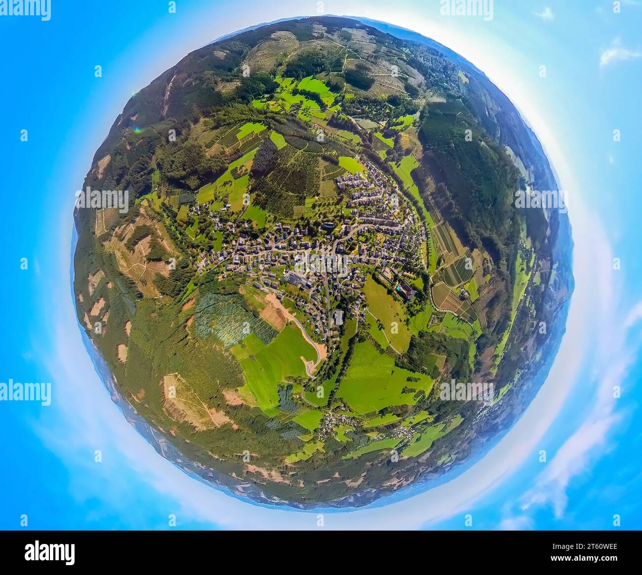 Luftaufnahme, Ansicht von Oberhundem, Erdkugel, Fischaugenbild, 360-Grad-Bild, Tiny World, Oberhundem, Kirchhundem, Sauerland, Nordrhein-Westfalen, Stockfoto