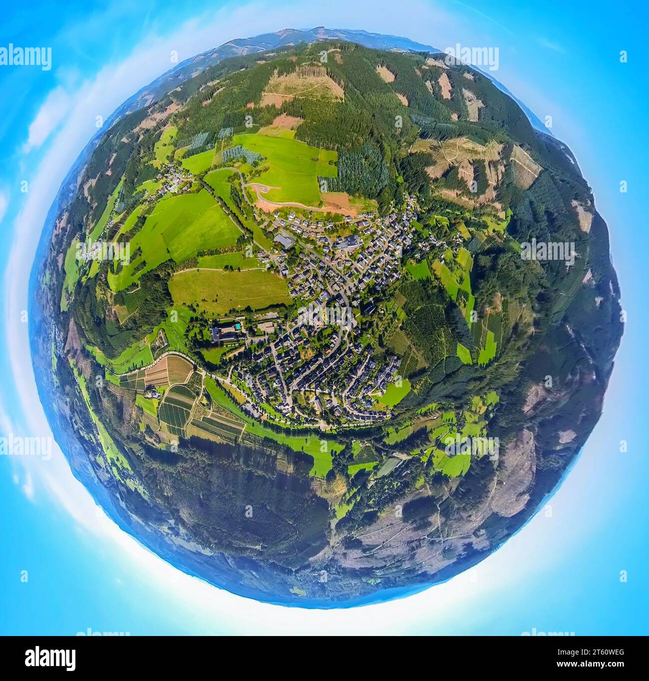 Luftaufnahme, Ansicht von Oberhundem, Erdkugel, Fischaugenbild, 360-Grad-Bild, Tiny World, Oberhundem, Kirchhundem, Sauerland, Nordrhein-Westfalen, Stockfoto