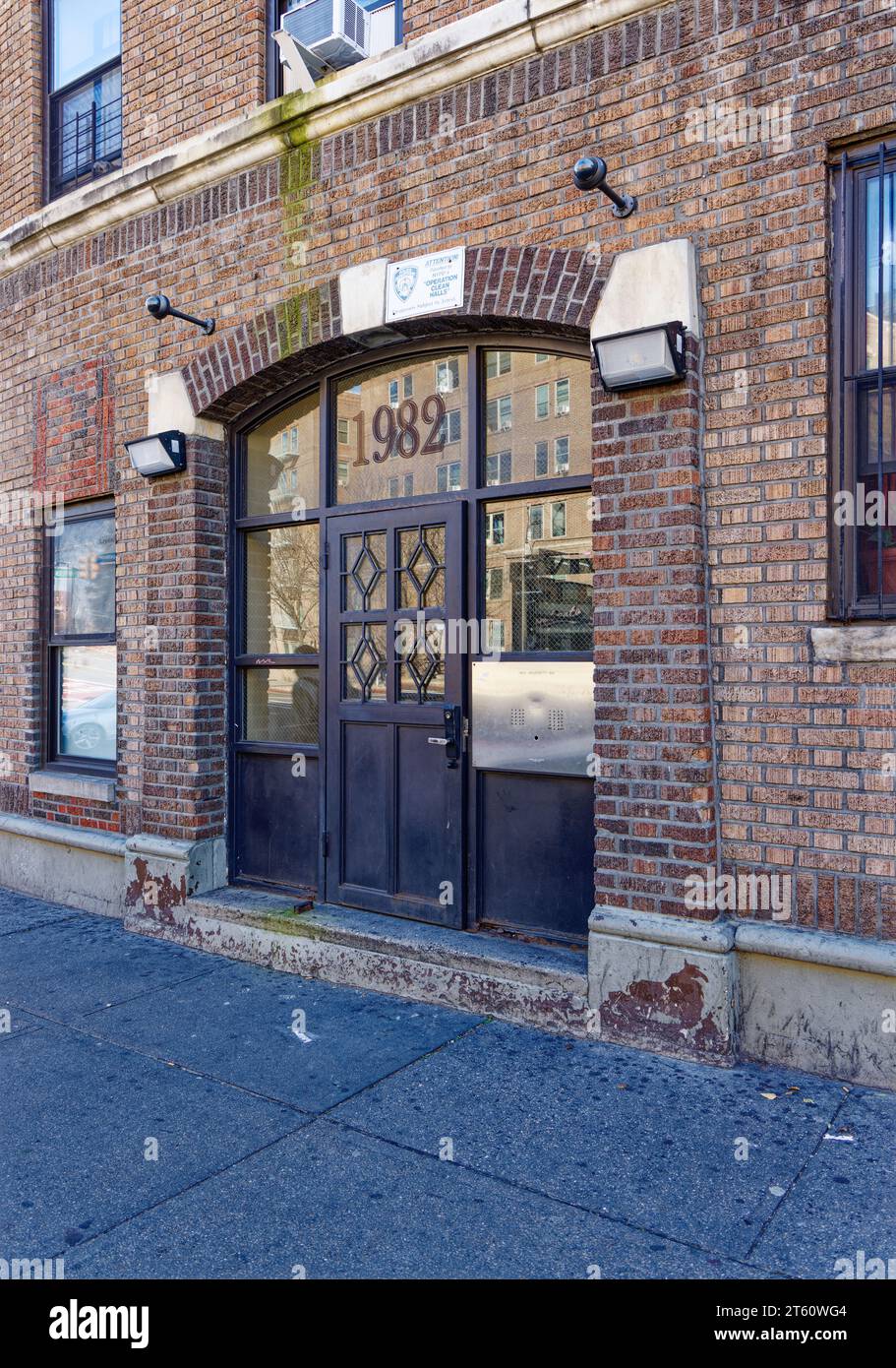 1982 University Avenue in Morris Heights, The Bronx, ist ein flaches Wohngebäude mit geschwungener Fassade, entworfen von Emery Roth. Stockfoto
