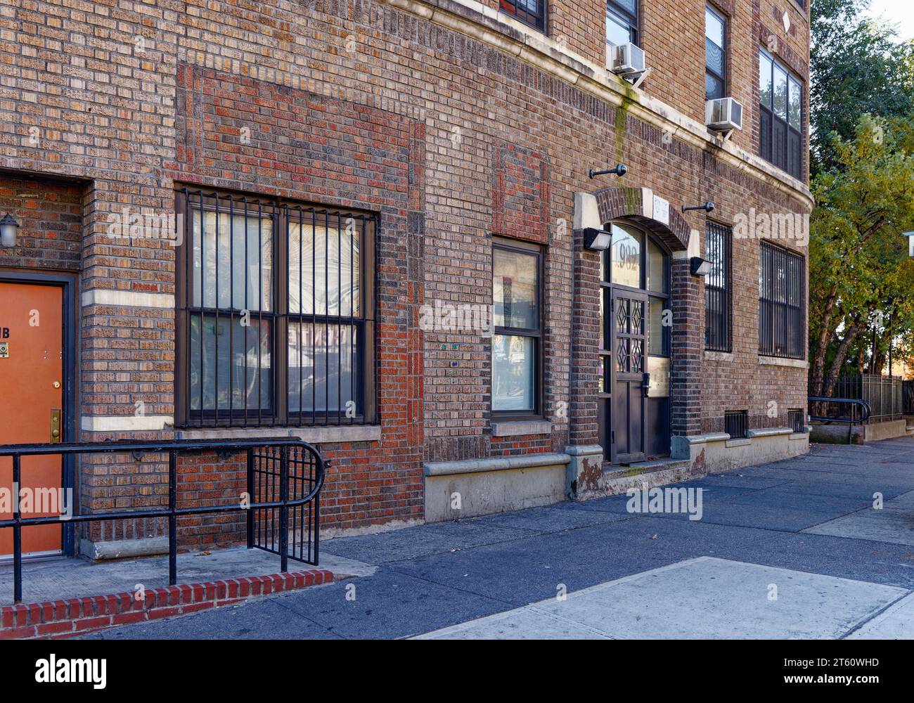 1982 University Avenue in Morris Heights, The Bronx, ist ein flaches Wohngebäude mit geschwungener Fassade, entworfen von Emery Roth. Stockfoto