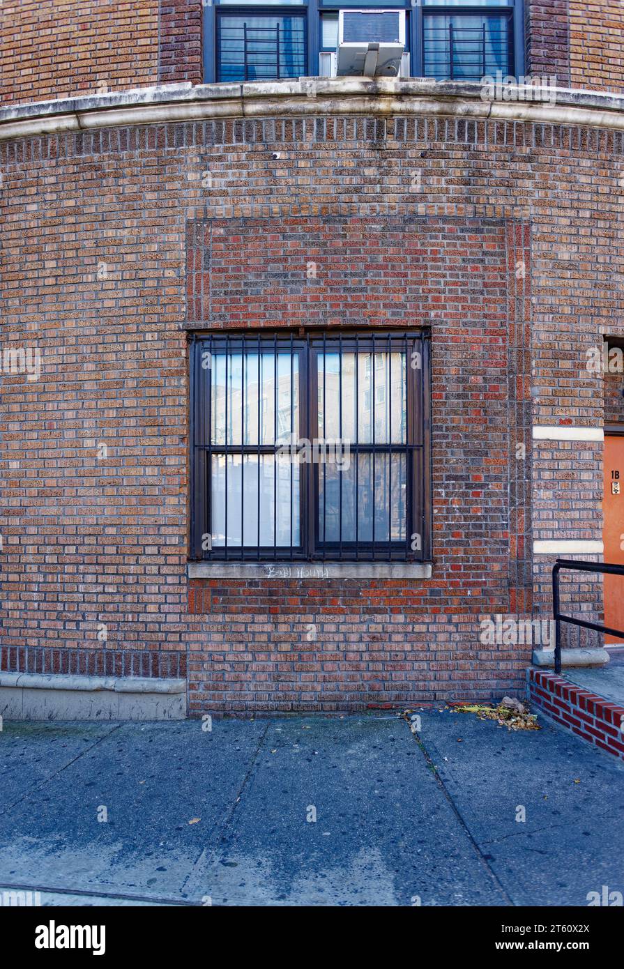 1982 University Avenue in Morris Heights, The Bronx, ist ein flaches Wohngebäude mit geschwungener Fassade, entworfen von Emery Roth. Stockfoto