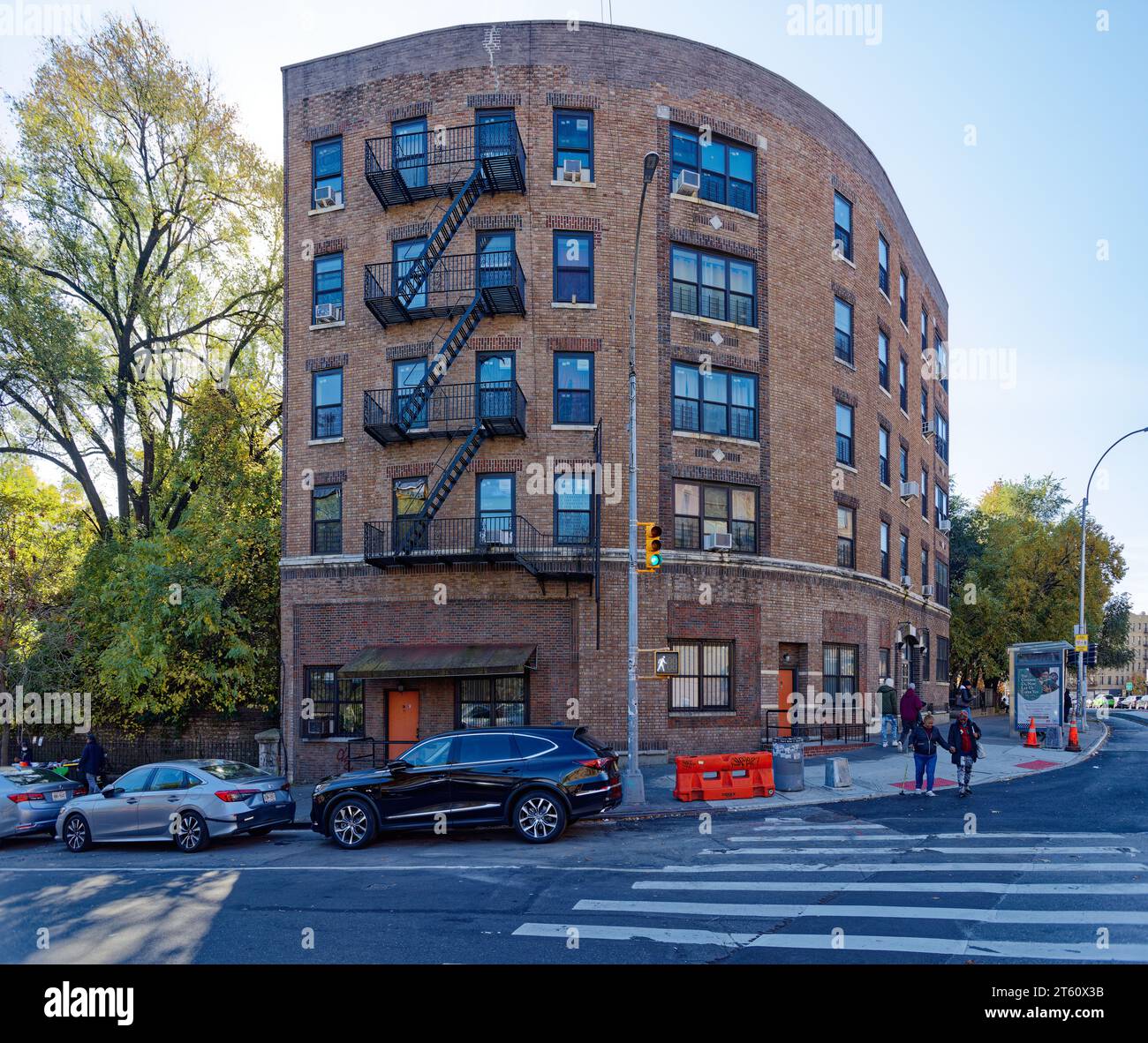 1982 University Avenue in Morris Heights, The Bronx, ist ein flaches Wohngebäude mit geschwungener Fassade, entworfen von Emery Roth. Stockfoto
