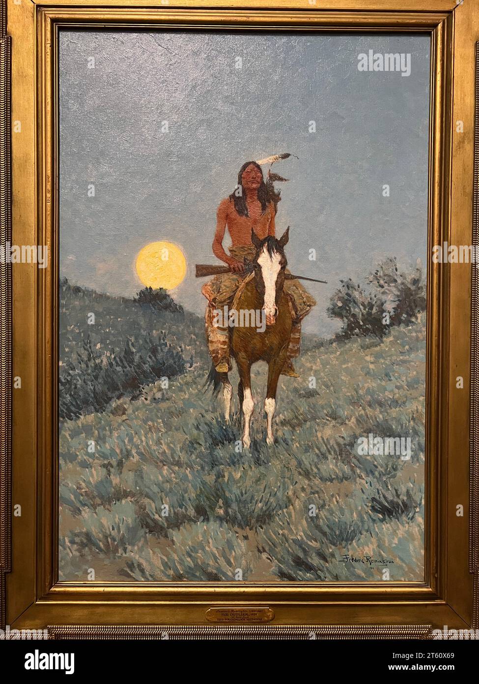 Der Ausreißer, 1909 Öl auf Leinwand. Frederic Sackrider Remington American, 1861-1909. In dieser nächtlichen Szene erscheint der Ureinwohner als eine Art einsames Relikt, von seiner Kultur getrennt und zweideutig von einem bestimmten historischen Moment getrennt. Isoliert dargestellt, deutet die Figur gleichzeitig auf früheren Ruhm und unvermeidbaren Niedergang hin, ein Schicksal, das die meisten europäischen Amerikaner zu dieser Zeit für die Indianer als sicher betrachteten. Stockfoto