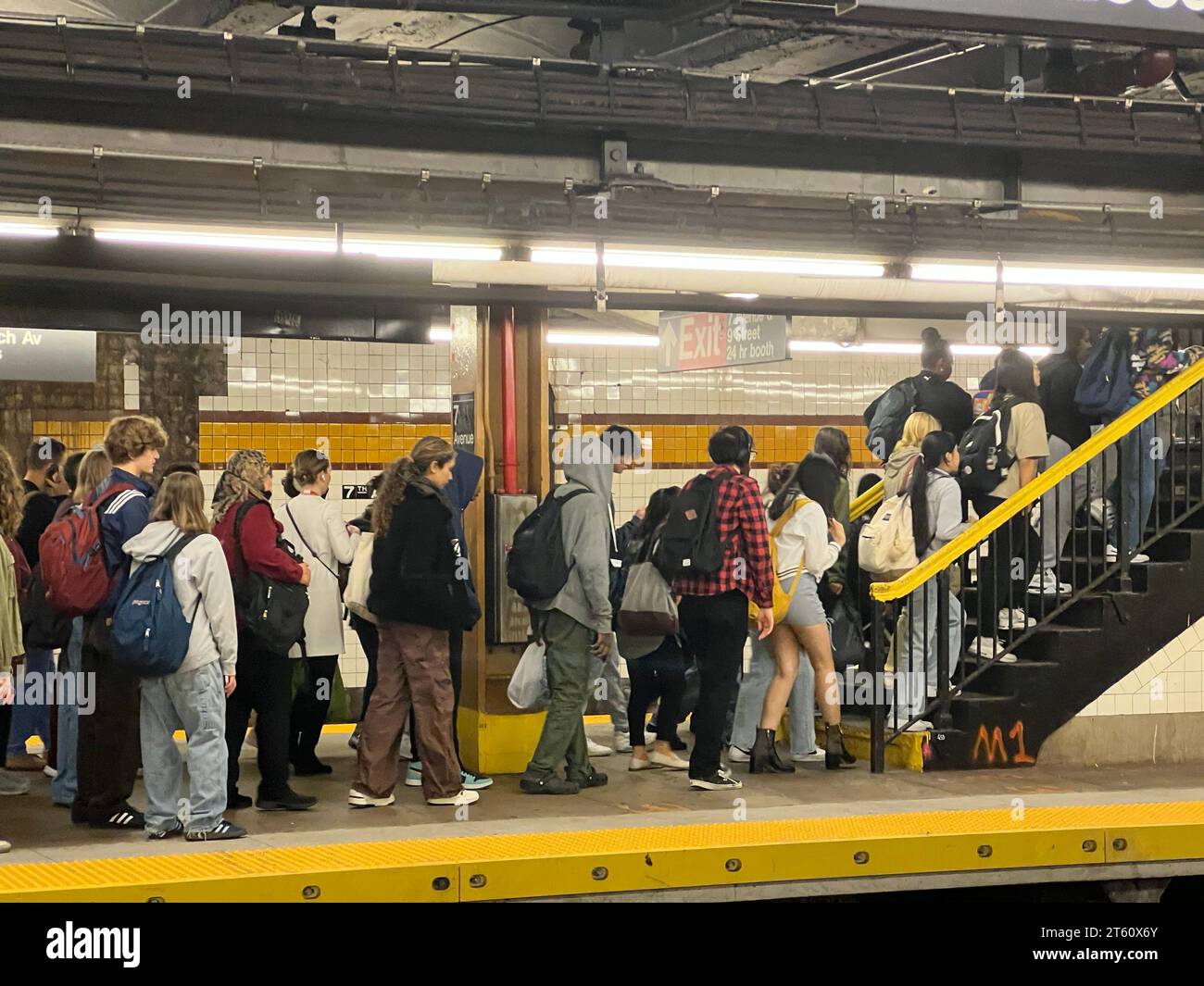 Teenager aus der Stadt auf dem Weg zur Schule mit der U-Bahn 1 zur U-Bahn-Station 7th Avenue im Park Slope Viertel von Brooklyn, New York. Stockfoto