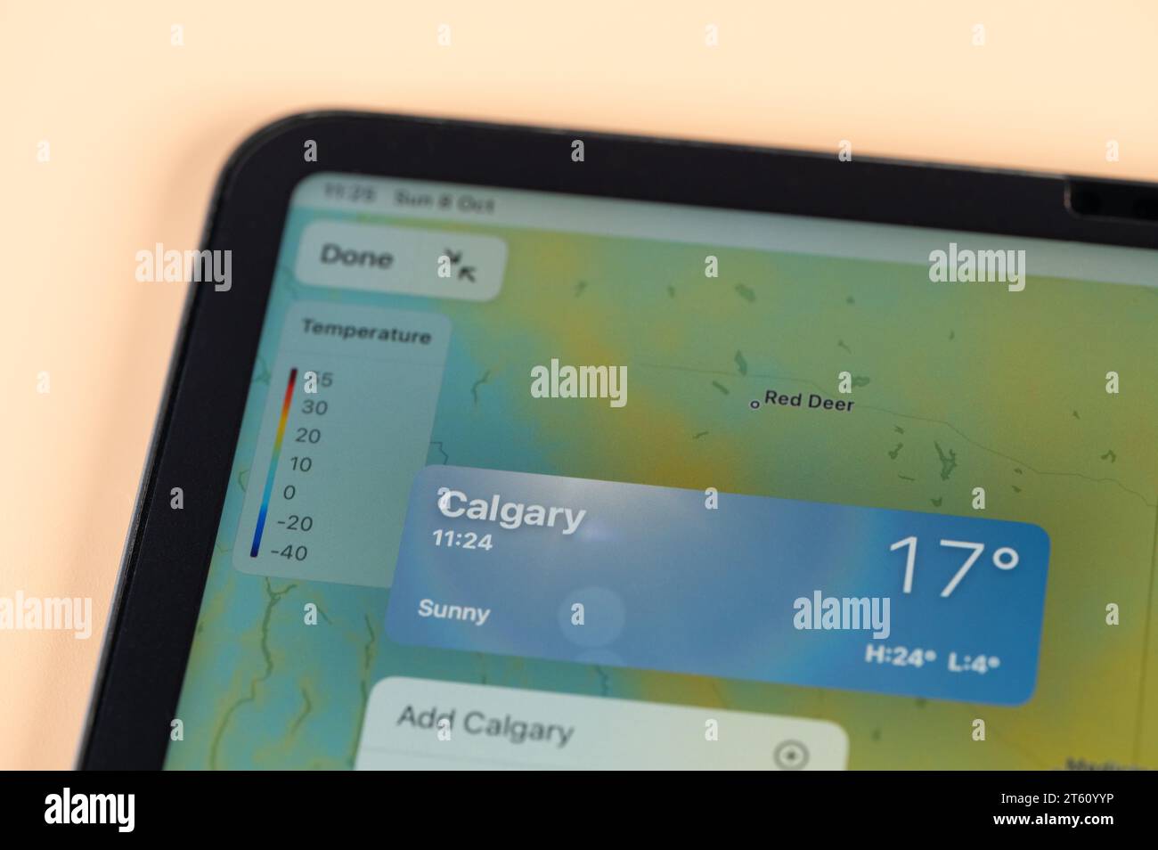 New York, USA – 8. Oktober 2023: Überprüfung der Temperatur in Calgary City auf der Online-App ipad Tablet-Bildschirm Nahansicht Stockfoto