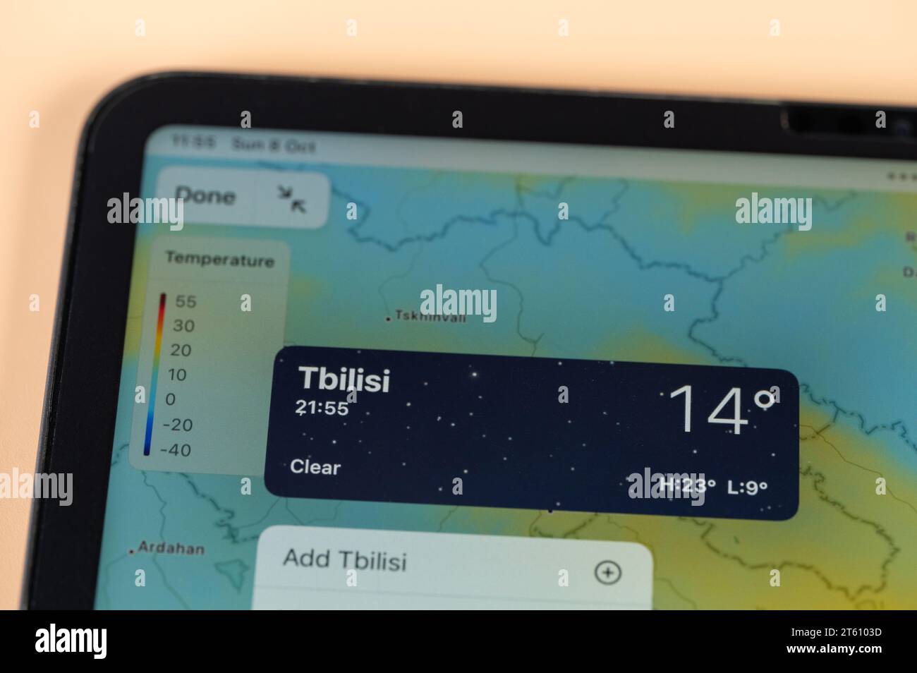 New York, USA - 8. Oktober 2023: Überprüfung der Temperatur draußen in Tiflis mit der Online-App ipad Tablet-Bildschirm Nahansicht Stockfoto
