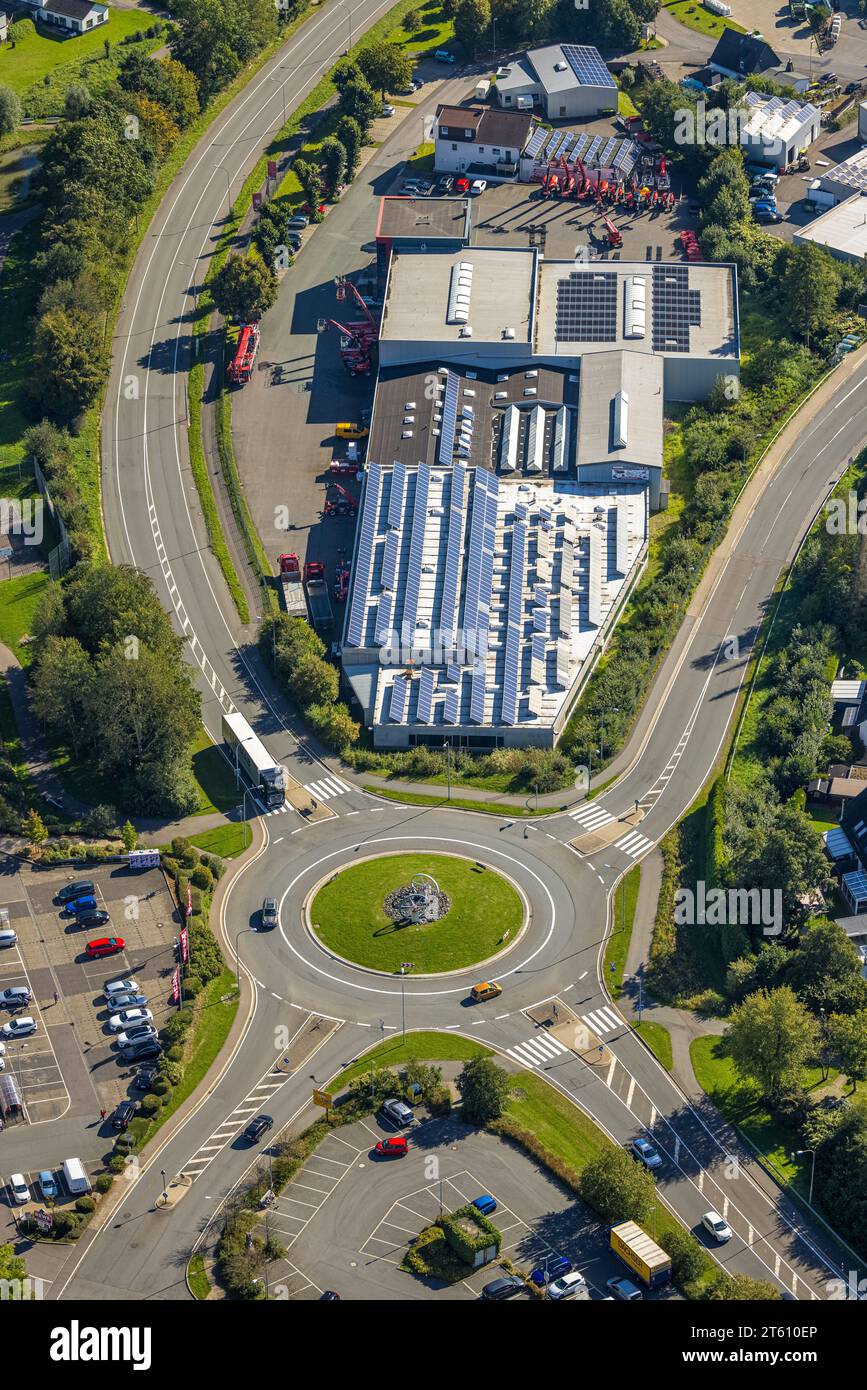 Luftaufnahme, Ebbe Verkehrskreis mit Schwungradskulptur, Dunkel Autokran GmbH mit Solardach, L561 Staatsstraße, Herscheid, Sauerland, Nordrhein-WE Stockfoto