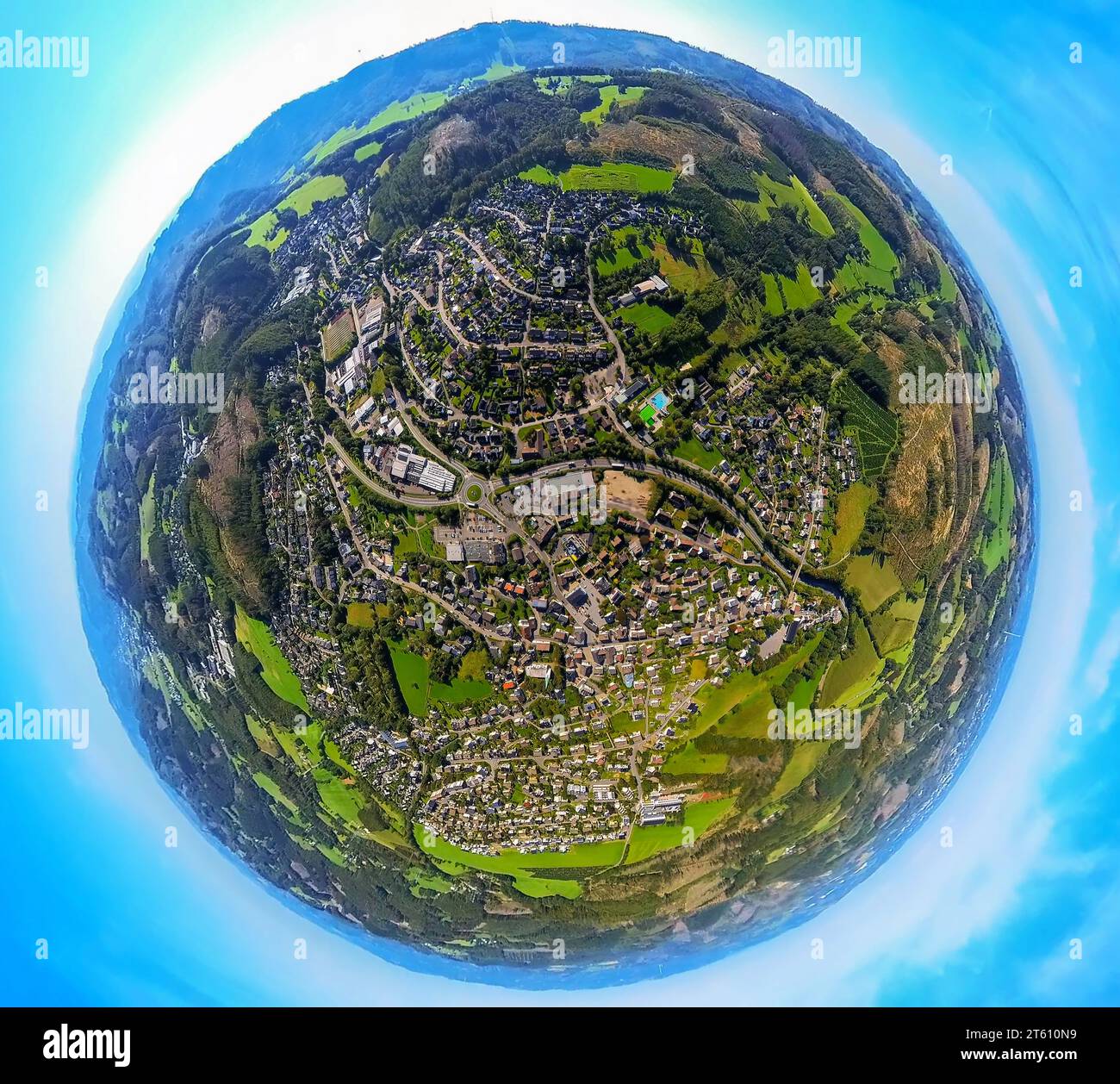 Luftaufnahme, Blick auf die Stadt mit Außenpool, Globus, Fischaugenbild, 360-Grad-Bild, winzige Welt, Herscheid, Sauerland, Nordrhein-Westfalen, Deutschland Stockfoto