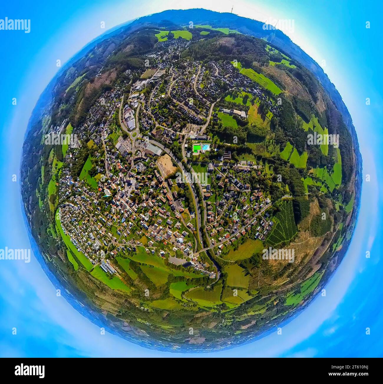 Luftaufnahme, Blick auf die Stadt mit Außenpool, Globus, Fischaugenbild, 360-Grad-Bild, winzige Welt, Herscheid, Sauerland, Nordrhein-Westfalen, Deutschland Stockfoto