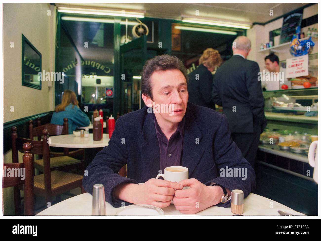 PAUL WHITEHOUSE, COMEDIAN, YOUNG, LONDON, 1996: Interview-Porträt des Comedians und Schauspielers Paul Whitehouse in einem kleinen Café in North London, England, Großbritannien während der Fast Show-Dreharbeiten im November 1996. Das war ein großer Durchbruch für diese moderne britische Comedy-Legende. Foto: Rob Watkins Stockfoto