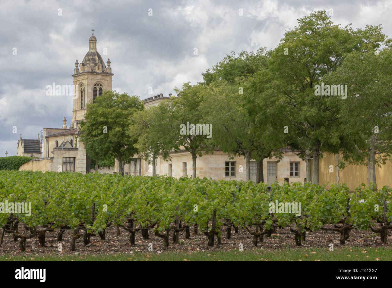 Bordeaux, Frankreich - 6. Juni 2019 - Kirche und Weinberge auf Schloss Margaux Stockfoto