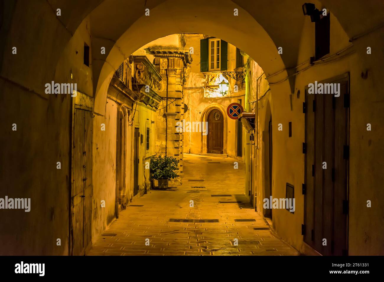 Nacht in den Nebenstraßen von Martina Franca, Apulien, Italien Stockfoto