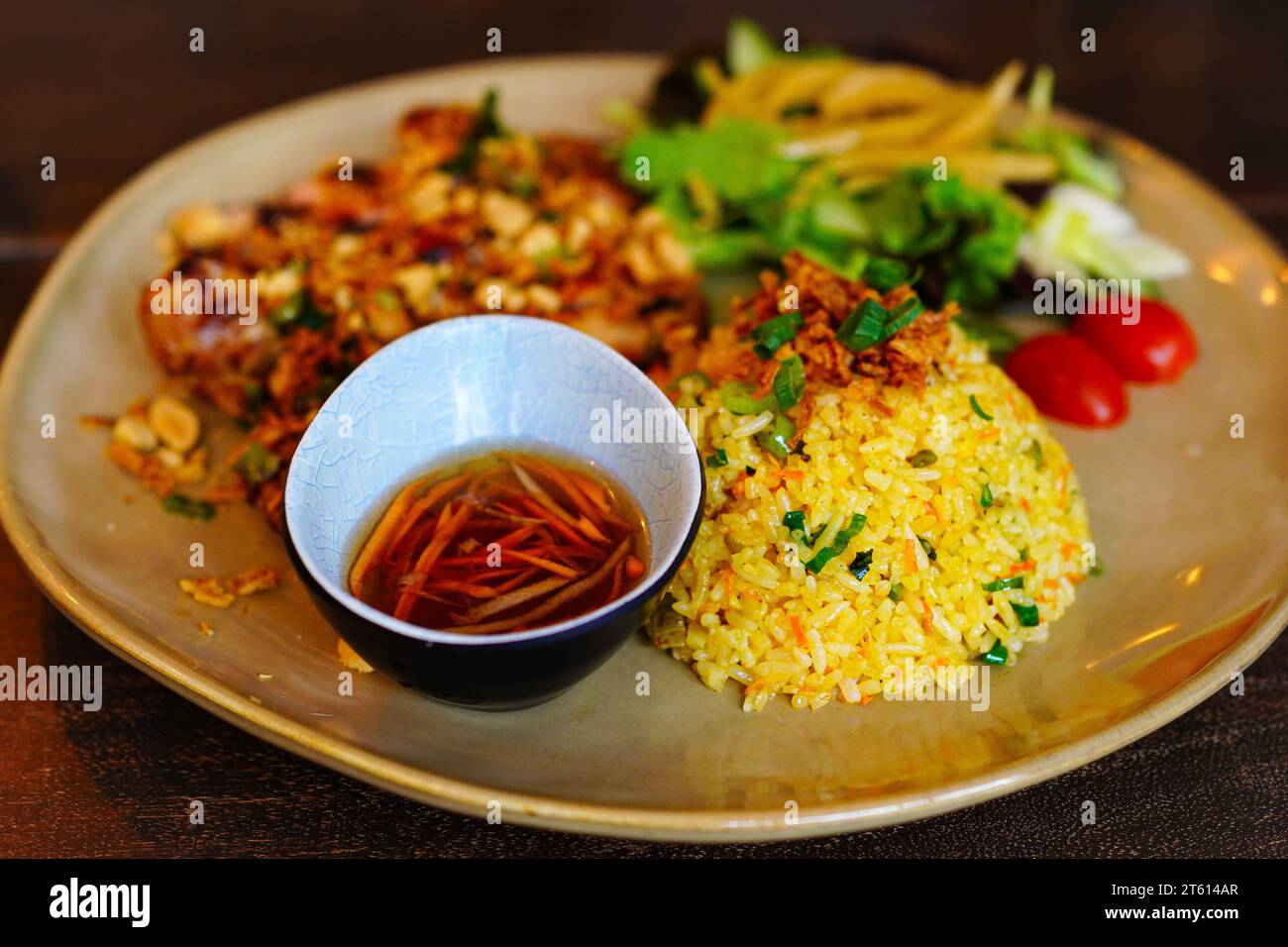 COM GA NUONG, VIETNAMESISCHES GEGRILLTES ZITRONENGRAS-HUHN MIT REIS aus einem authentischen vietnamesischen Restaurant in Breda, Niederlande Stockfoto