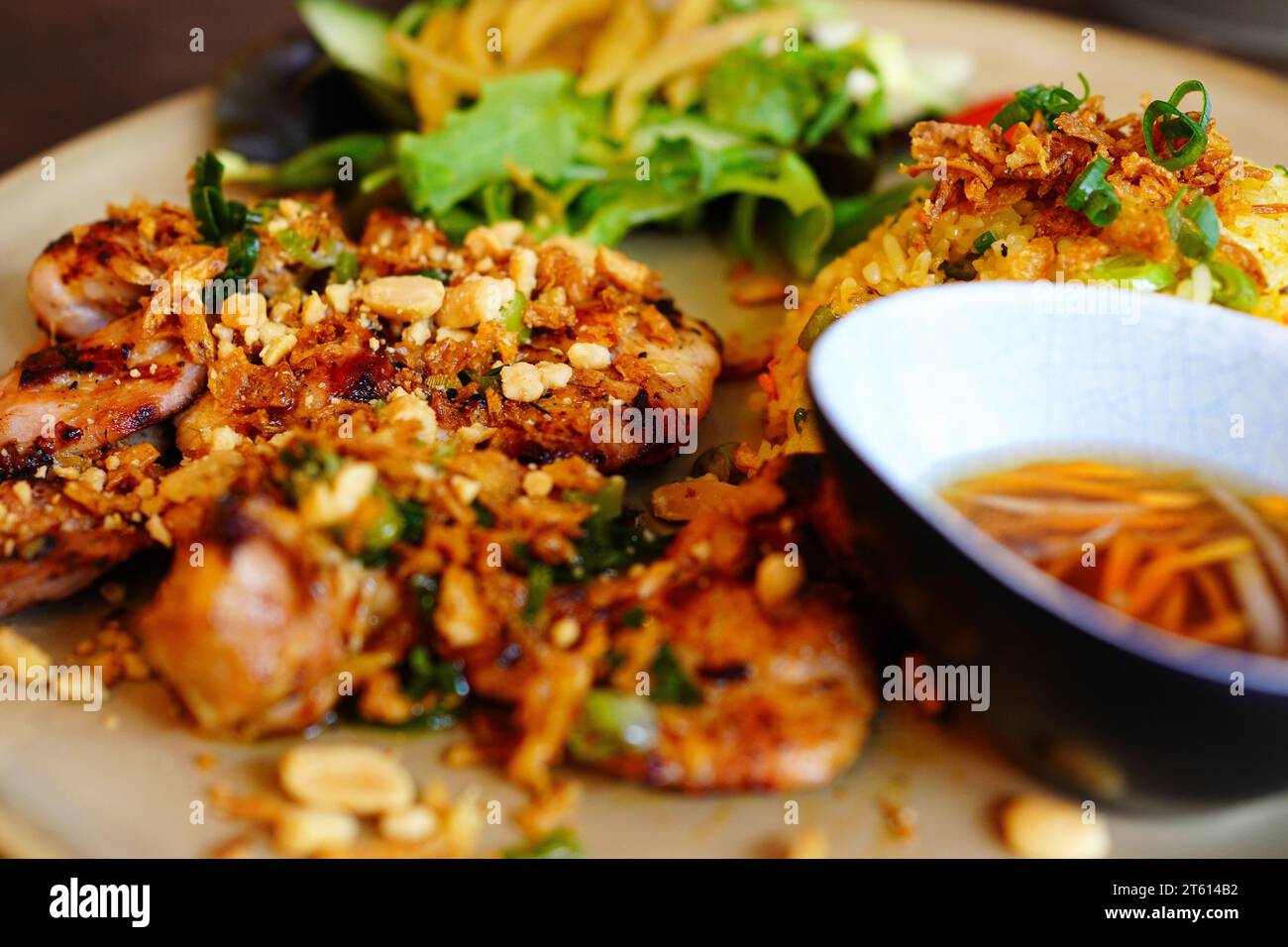COM GA NUONG, VIETNAMESISCHES GEGRILLTES ZITRONENGRAS-HUHN MIT REIS aus einem authentischen vietnamesischen Restaurant in Breda, Niederlande Stockfoto