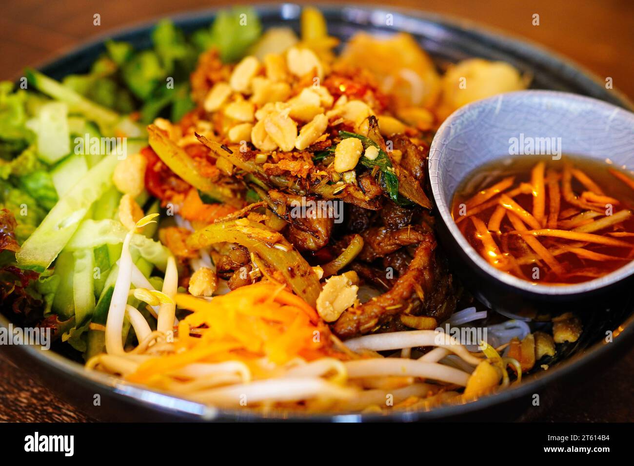 BUN BO XAO (VIETNAMESISCHER ZITRONENGRAS-RINDFLEISCH-NUDELSALAT aus einem authentischen vietnamesischen Restaurant in Breda, Niederlande Stockfoto