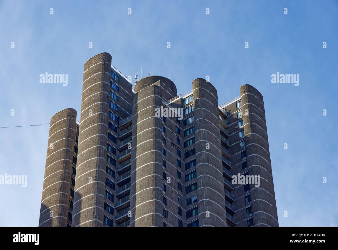 Tracey Towers sind brutalistische Wohntürme, die von Paul Rudolph entworfen und 1972 im Rahmen des Mitchell-Lama-Programms fertiggestellt wurden. Stockfoto