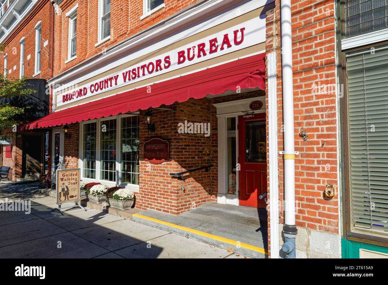 Bedford, PA - 27. September 2023: Das Bedford County Visitors Bureau bietet einen kostenlosen geführten Spaziergang durch das historische Bedford am Freitag um 15:30 Uhr von Juni bis Juni an Stockfoto