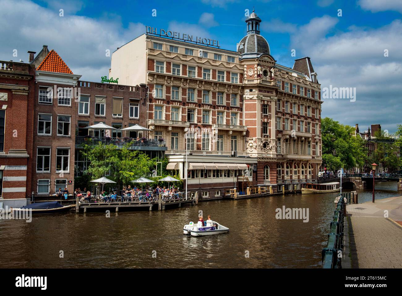 Die Fassade des NH Doelen Hotels an der Amstel in Amsterdam, Niederlande Stockfoto