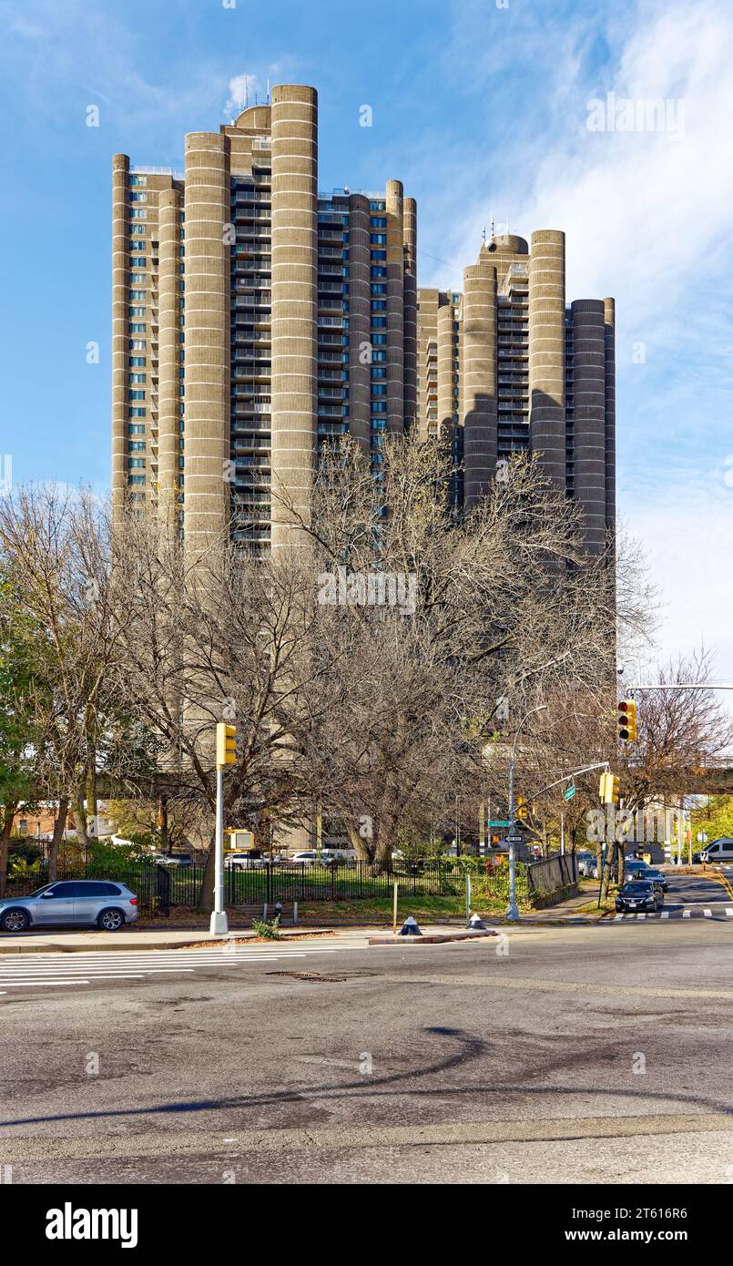 Tracey Towers sind brutalistische Wohntürme, die von Paul Rudolph entworfen und 1972 im Rahmen des Mitchell-Lama-Programms fertiggestellt wurden. Stockfoto