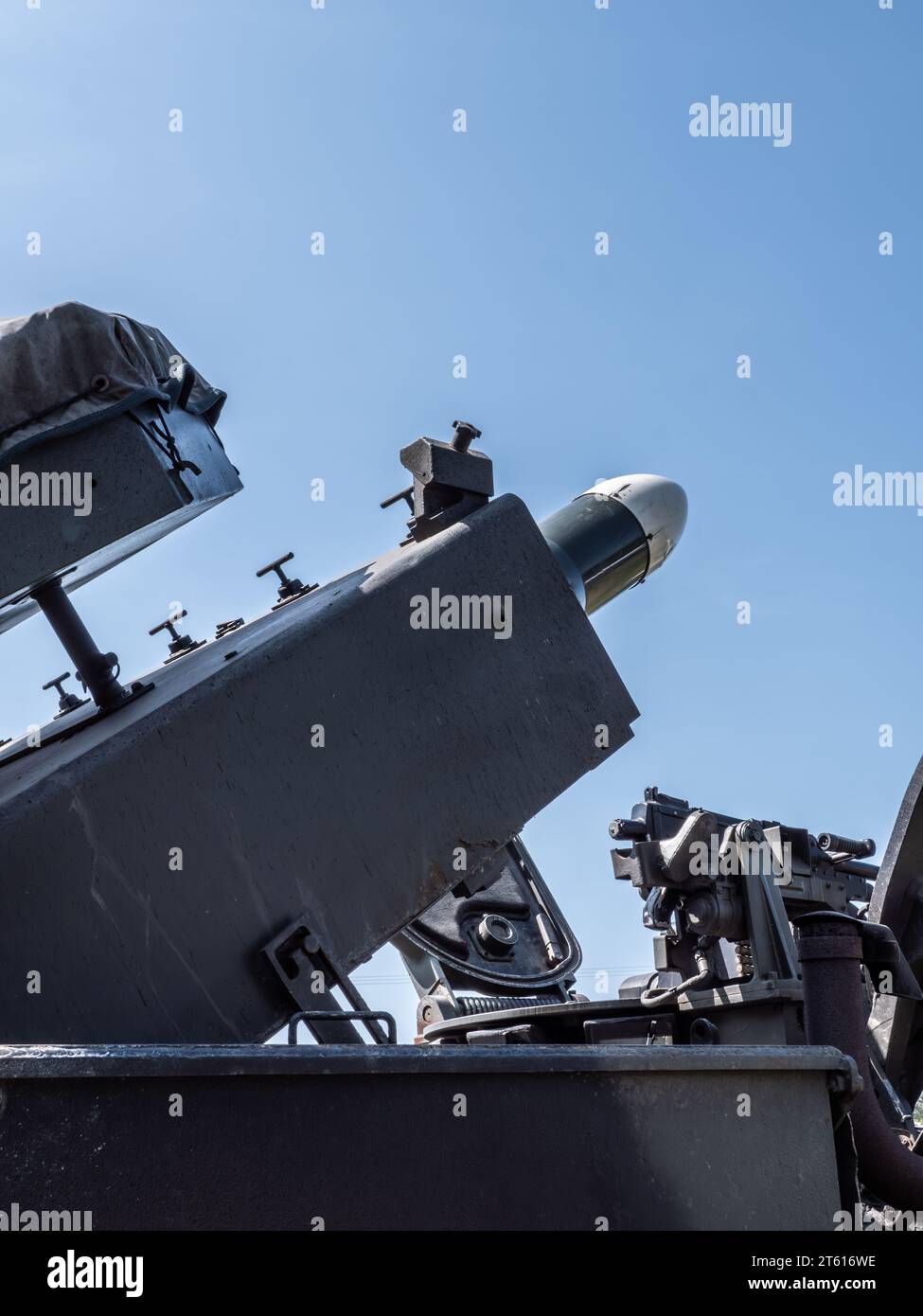 Rakete, Raketenwerfer auf ein kleines Militärfahrzeug, gepanzertes Fahrzeug, gegen einen blauen Himmel Stockfoto