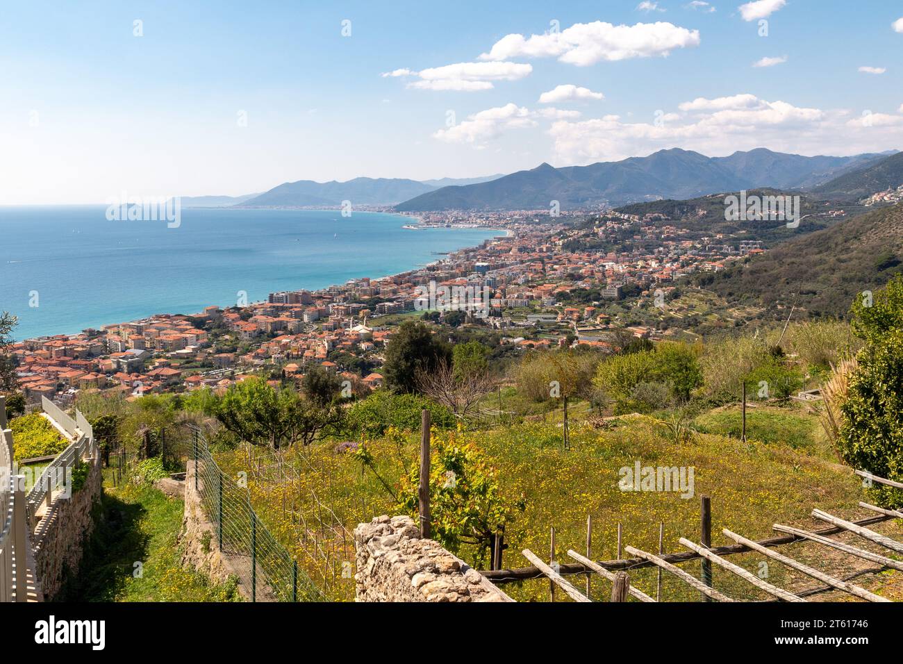 Blick auf die PalmenRiviera von einem Terrassenfeld in Verezzi mit den Küstenstädten Pietra Ligure, Loano und der Gallinara Insel, Savona, Ligurien Stockfoto