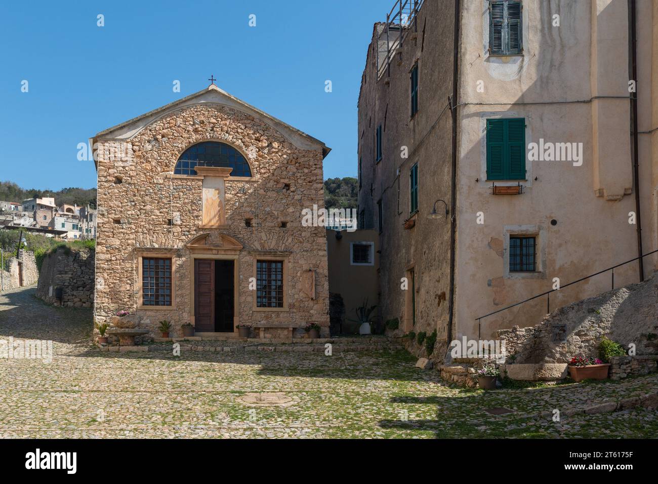 Die Kirche Sant'Agostino (14. Jh.) in einem Steindorf auf einem Hügel mit Blick auf die PalmenRiviera, Borgio Verezzi, Savona, Ligurien, Italien Stockfoto