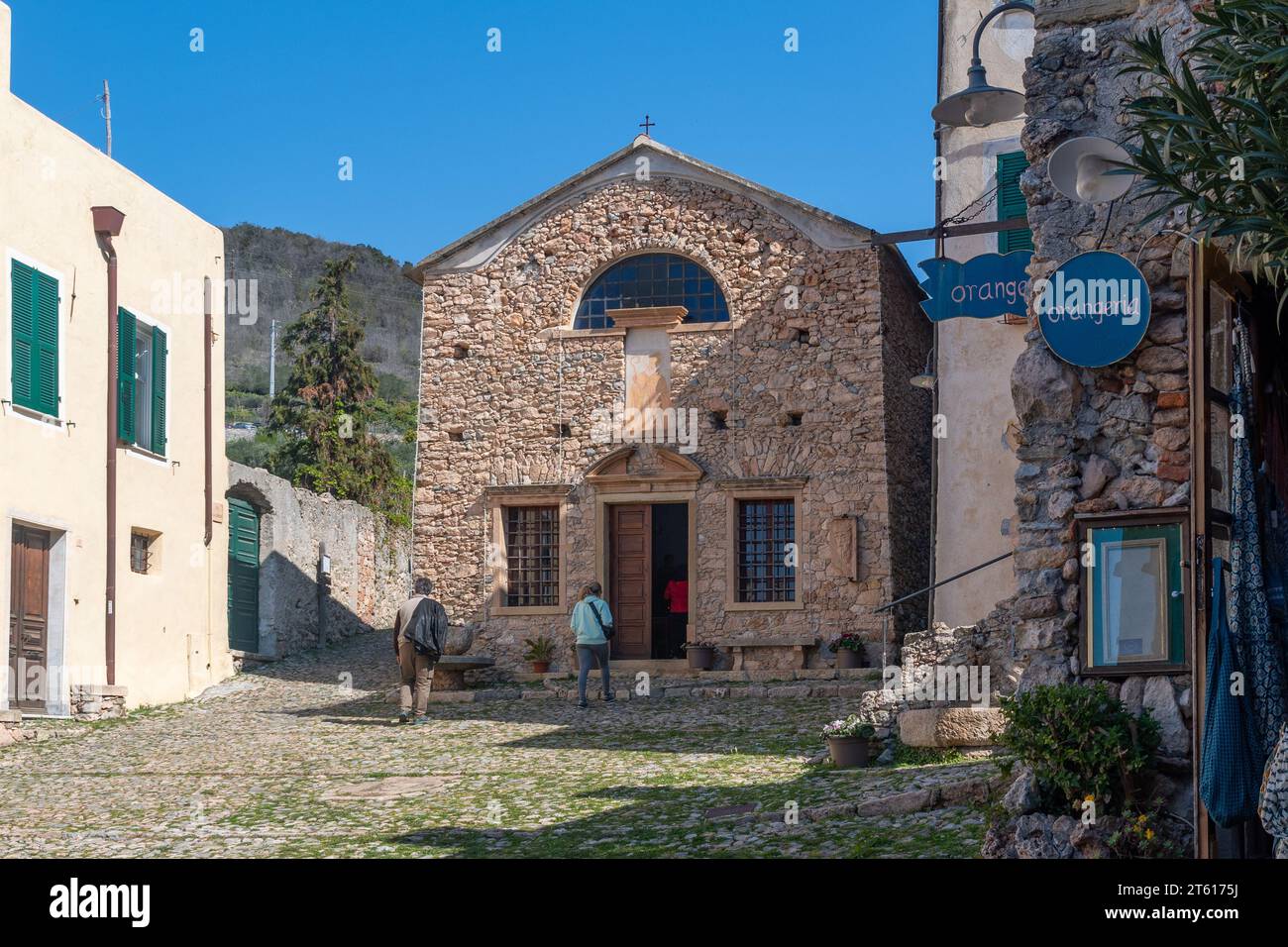 Die Kirche Sant'Agostino (14. Jh.) in einem Steindorf auf einem Hügel mit Blick auf die PalmenRiviera, Borgio Verezzi, Savona, Ligurien, Italien Stockfoto