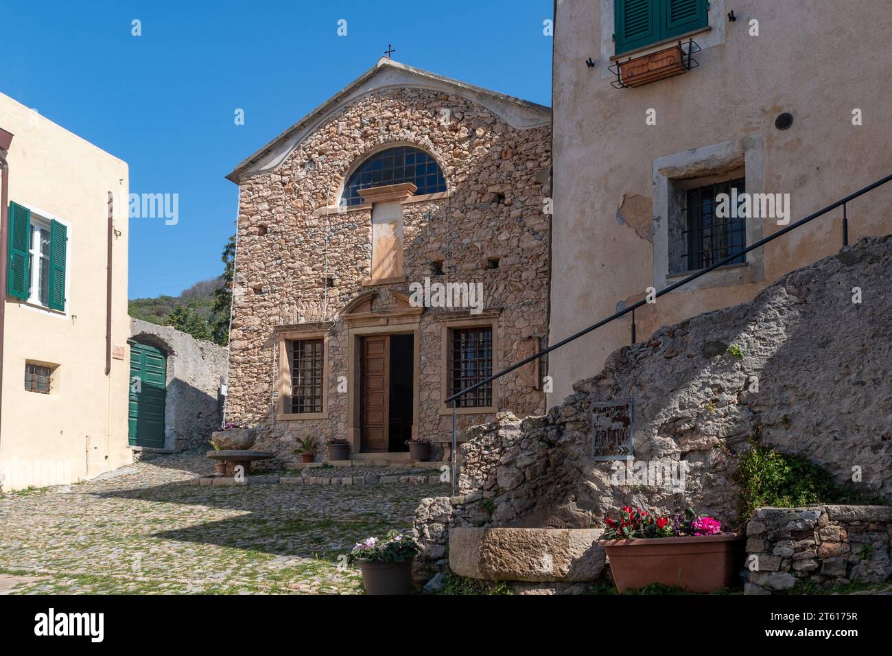 Die Kirche Sant'Agostino (14. Jh.) in einem Steindorf auf einem Hügel mit Blick auf die PalmenRiviera, Borgio Verezzi, Savona, Ligurien, Italien Stockfoto
