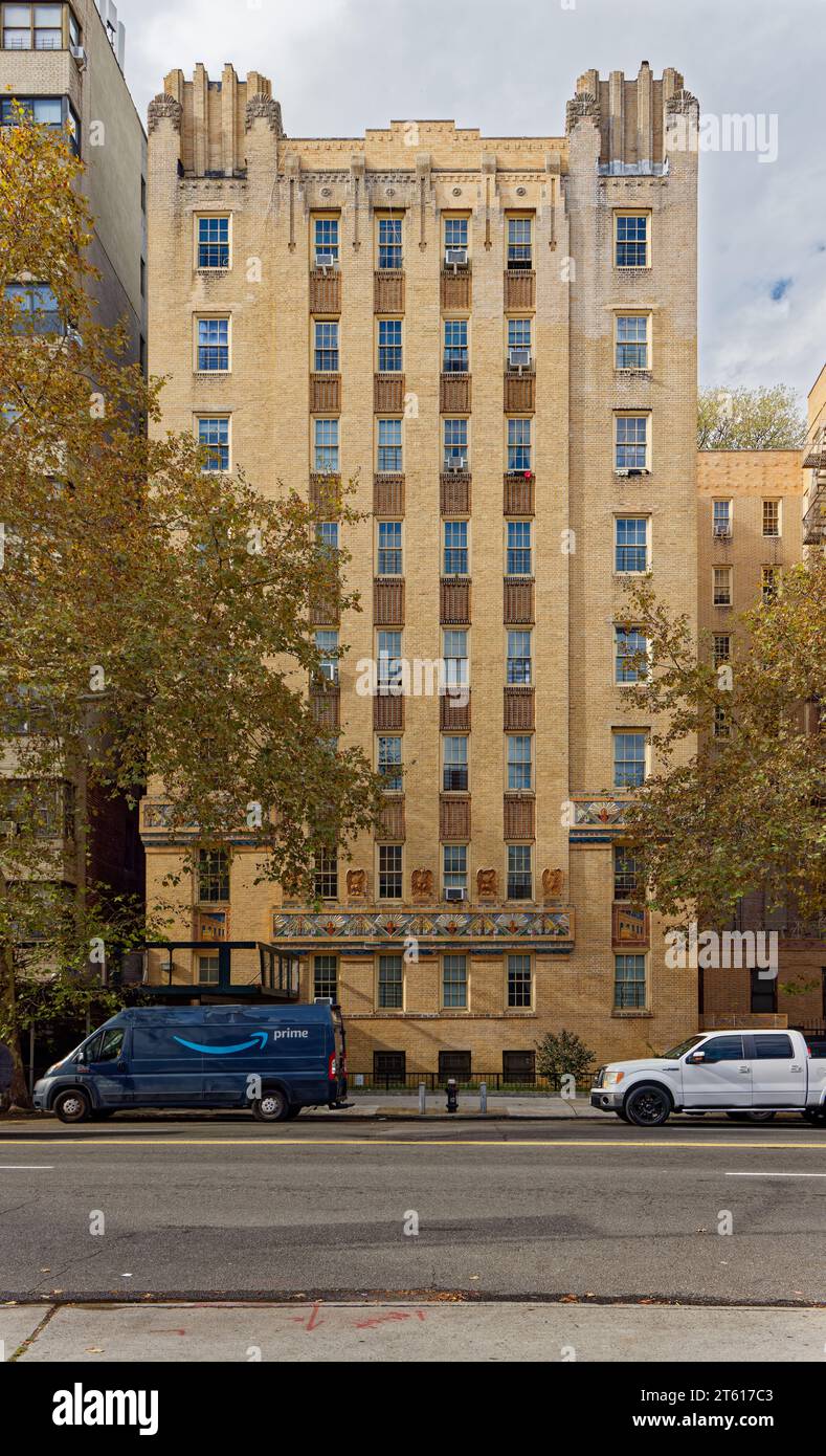 Horace Ginsberg und Marvin Fine entwarfen die Park Plaza Apartments, ein Wahrzeichen im Art déco-Stil in der Bronx, mit üppiger polychromer Terrakotta. Stockfoto