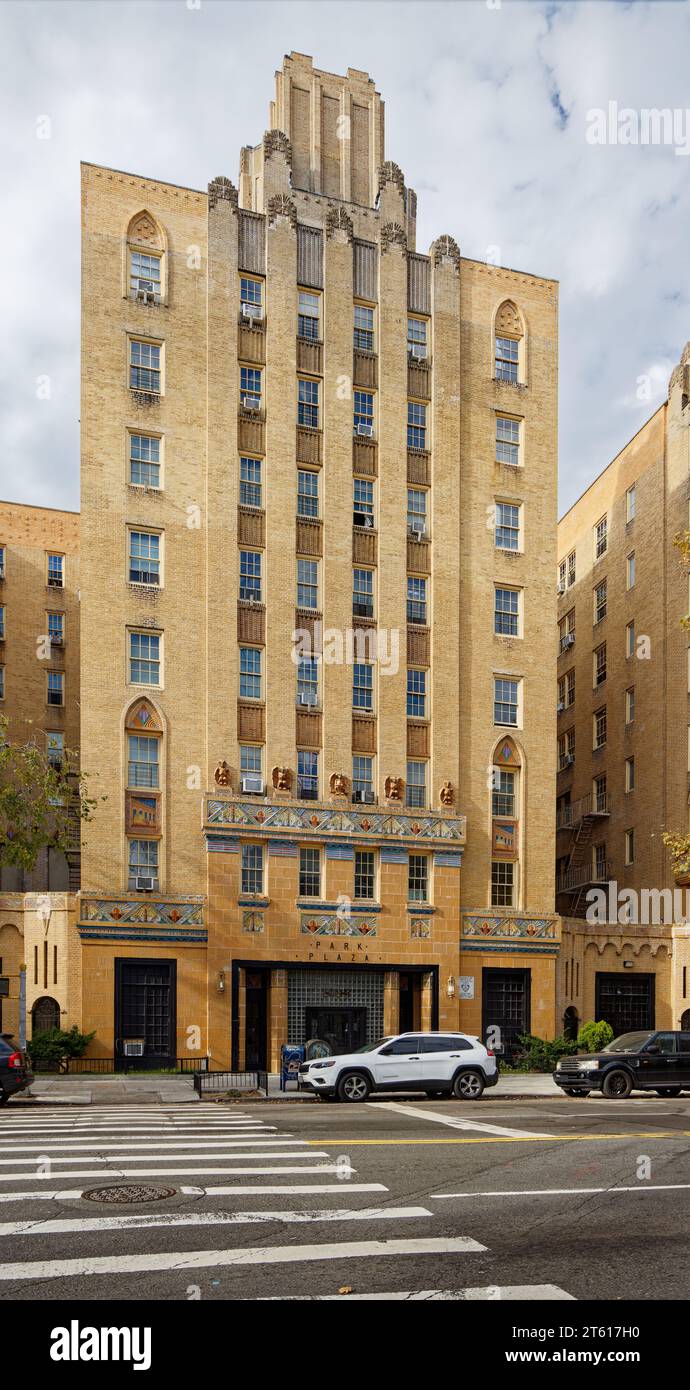 Horace Ginsberg und Marvin Fine entwarfen die Park Plaza Apartments, ein Wahrzeichen im Art déco-Stil in der Bronx, mit üppiger polychromer Terrakotta. Stockfoto