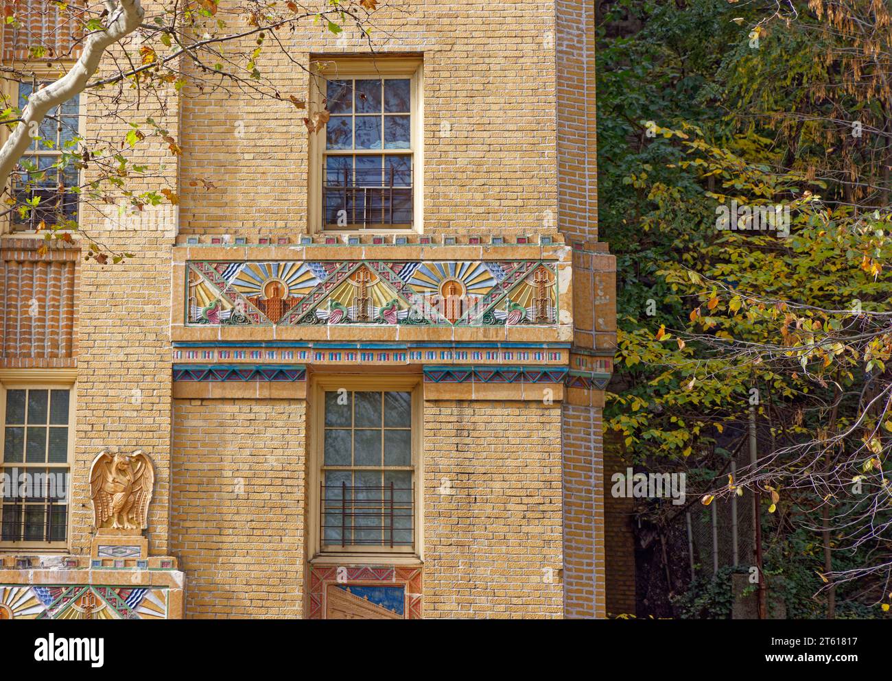 Horace Ginsberg und Marvin Fine entwarfen die Park Plaza Apartments, ein Wahrzeichen im Art déco-Stil in der Bronx, mit üppiger polychromer Terrakotta. Stockfoto