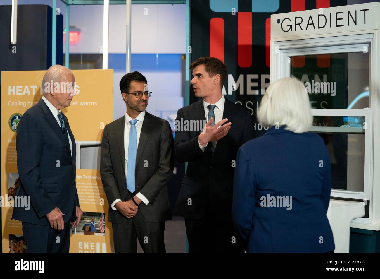 Washington, USA. November 2023. US-Präsident Joe Biden besucht Demonstrationen während des „American Opportunities: A White House Demo Day“ im Showroom in Washington, DC, USA. November 2023. Der Demo-Tag zeigt die Wissenschaft und Technologie, die von Bidenomics, föderaler Forschung und Entwicklung und der Agenda des Präsidenten „Investing in America“ angetrieben wird, so das Weiße Haus. Fotograf: Leigh Vogel/Pool/SIPA USA Credit: SIPA USA/Alamy Live News Stockfoto