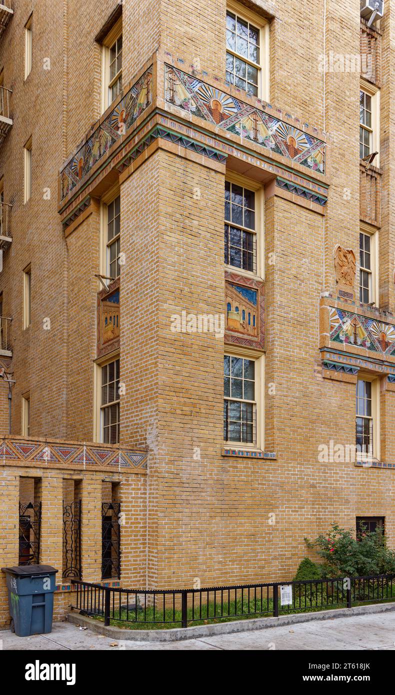 Horace Ginsberg und Marvin Fine entwarfen die Park Plaza Apartments, ein Wahrzeichen im Art déco-Stil in der Bronx, mit üppiger polychromer Terrakotta. Stockfoto