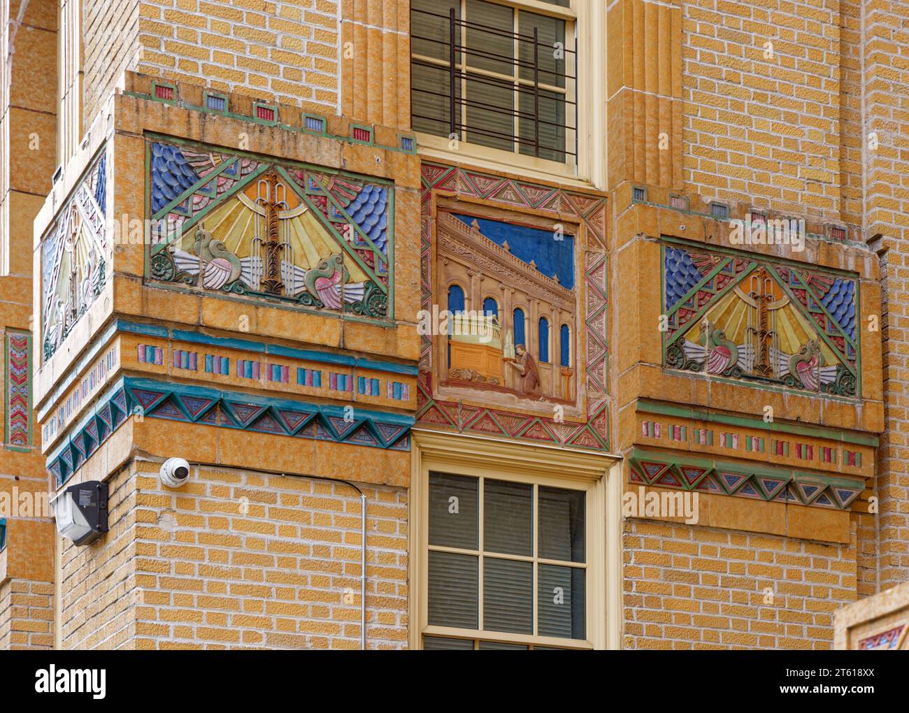 Horace Ginsberg und Marvin Fine entwarfen die Park Plaza Apartments, ein Wahrzeichen im Art déco-Stil in der Bronx, mit üppiger polychromer Terrakotta. Stockfoto