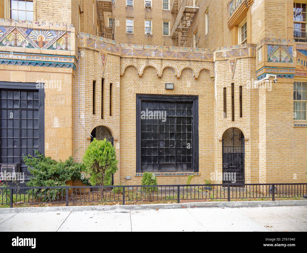 Horace Ginsberg und Marvin Fine entwarfen die Park Plaza Apartments, ein Wahrzeichen im Art déco-Stil in der Bronx, mit üppiger polychromer Terrakotta. Stockfoto