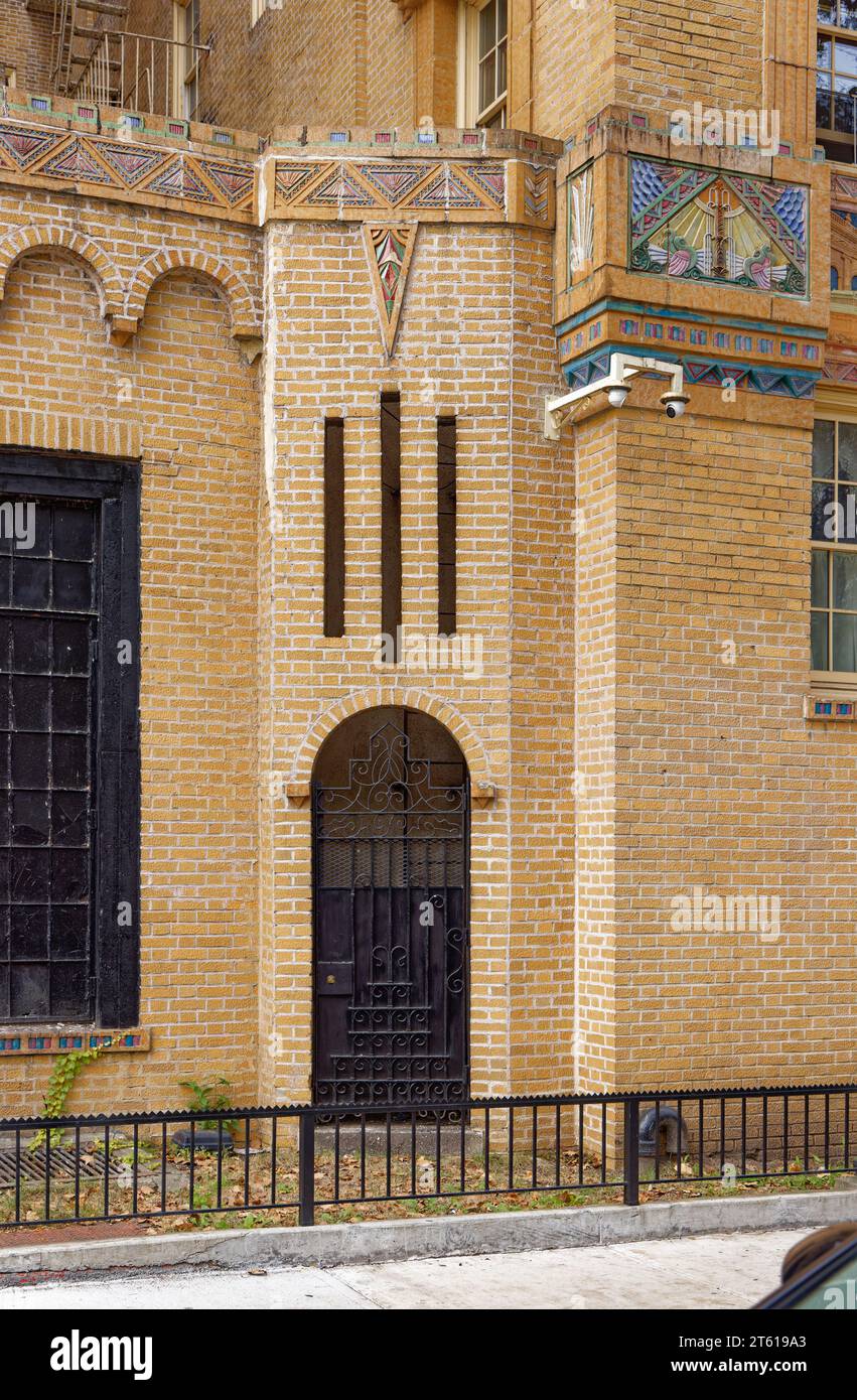 Horace Ginsberg und Marvin Fine entwarfen die Park Plaza Apartments, ein Wahrzeichen im Art déco-Stil in der Bronx, mit üppiger polychromer Terrakotta. Stockfoto